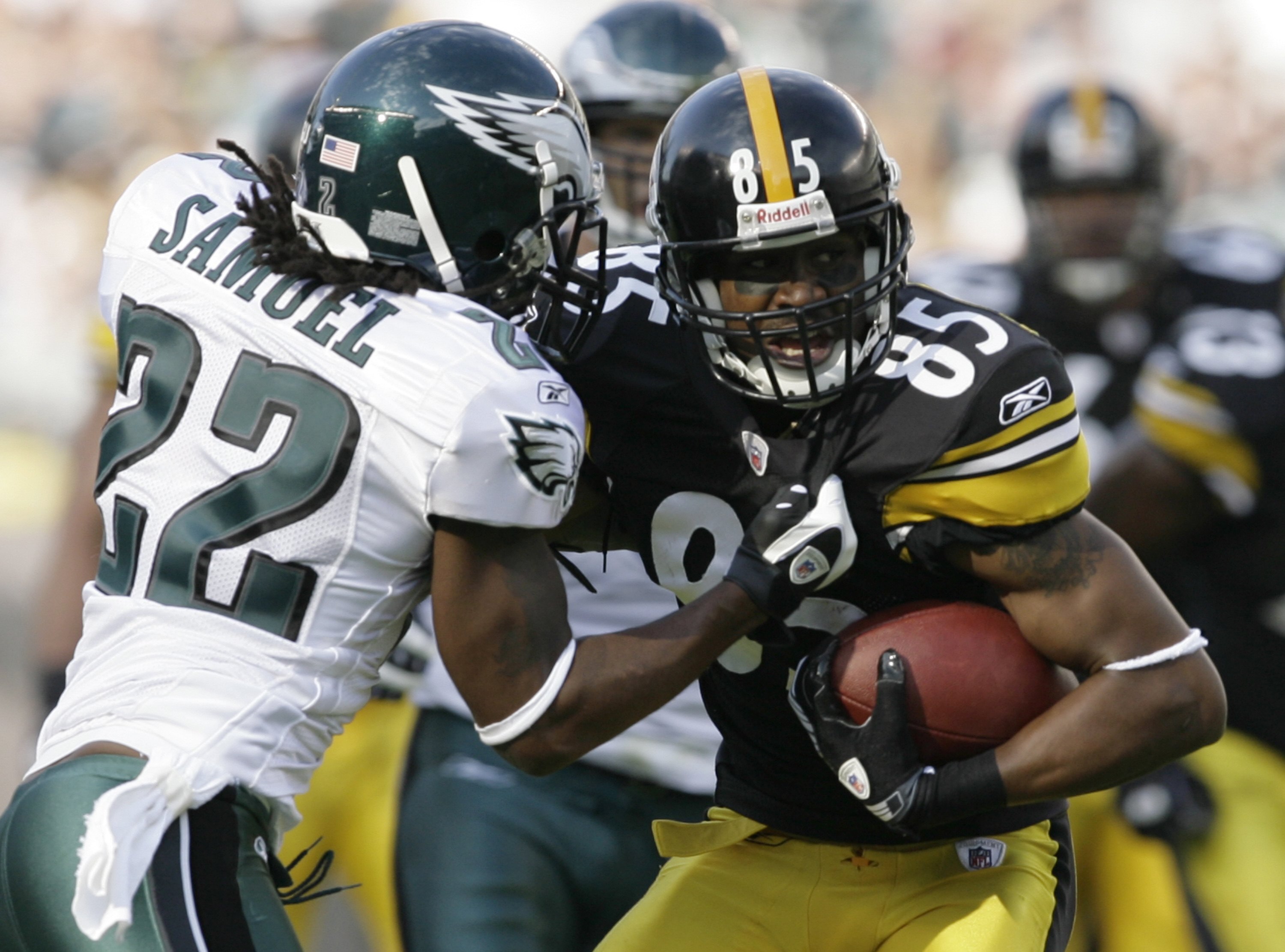 PHILADELPHIA - SEPTEMBER 21: Asante Samuel #22 of the Philadelphia Eagles tries to stop Nate Washington #85 of the Pittsburgh Steelers during the first half on September 21, 2008 at Lincoln Financial Field in Philadelphia, Pennsylvania. (Photo by Chris Ga