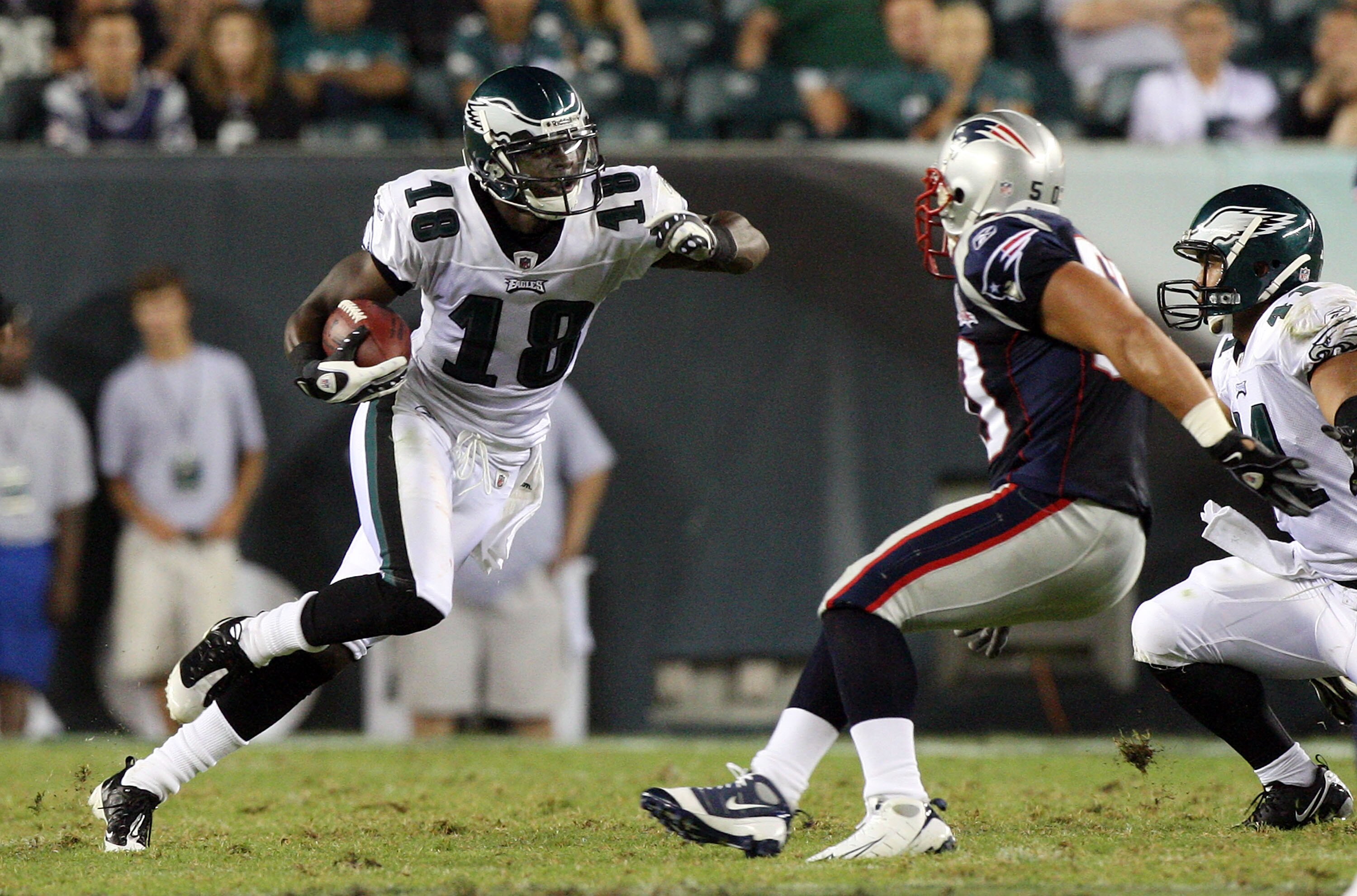 PHILADELPHIA - AUGUST 13:  Jeremy Maclin #18 of the Philadelphia Eagles runs the ball against the New England Patriots on August 13, 2009 at Lincoln Financial Field in Philadelphia, Pennsylvania.  (Photo by Jim McIsaac/Getty Images)