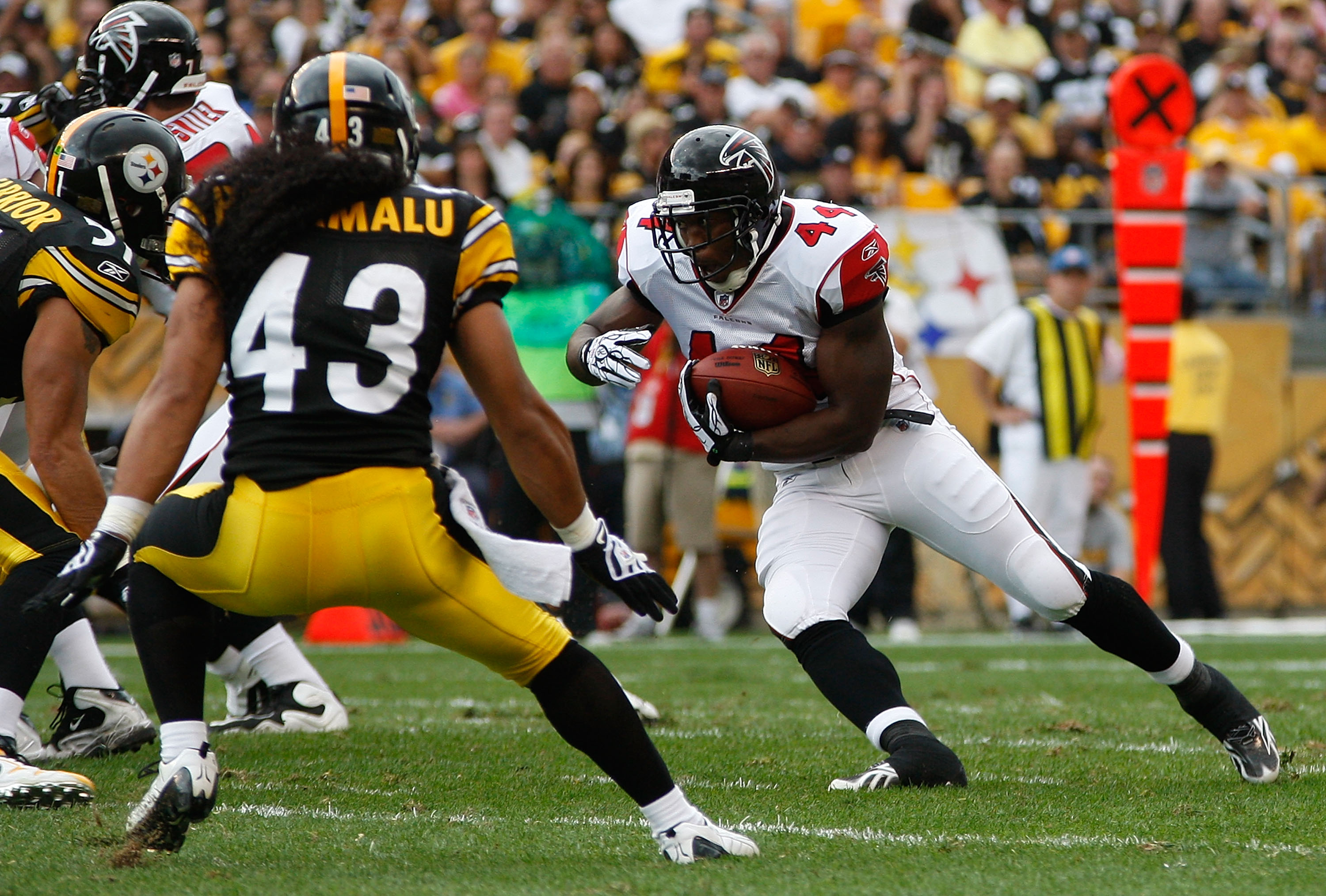 PITTSBURGH - SEPTEMBER 12:  Jason Snelling #44 of the Atlanta Falcons runs with the ball in front of Troy Polamalu #43 of the Pittsburgh Steelers during the NFL season opener game on September 12, 2010 at Heinz Field in Pittsburgh, Pennsylvania.  (Photo b