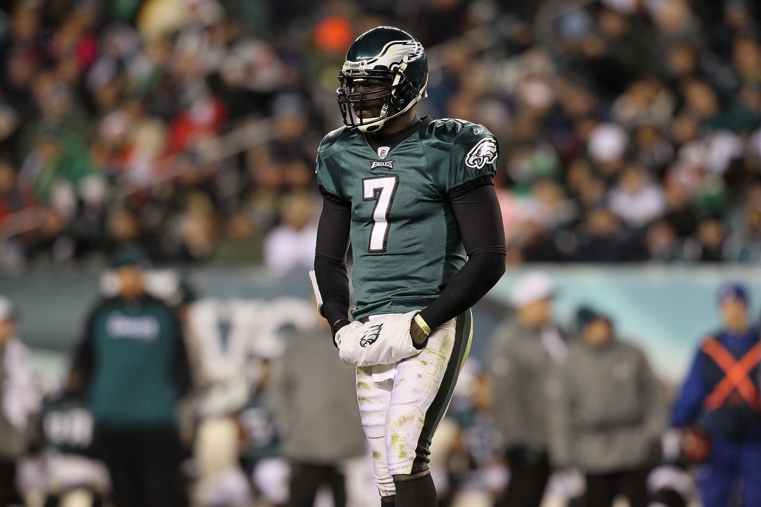PHILADELPHIA, PA - DECEMBER 02:  Quarterback Michael Vick #7 of the Philadelphia Eagles looks on against the Houston Texans at Lincoln Financial Field on December 2, 2010 in Philadelphia, Pennsylvania.  (Photo by Jim McIsaac/Getty Images)