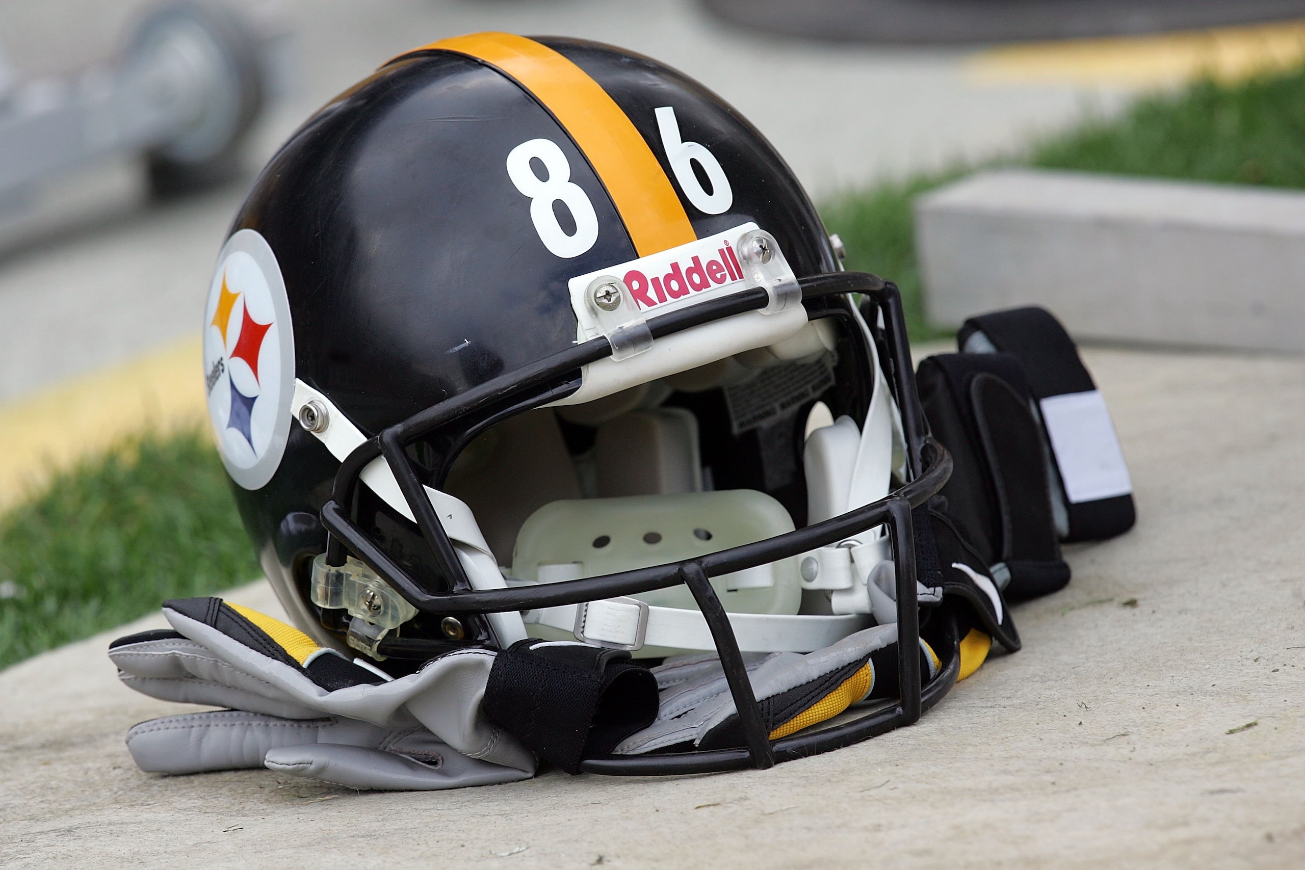 PITTSBURGH - SEPTEMBER 07:  The helmet of Hines Ward #86 of the Pittsburgh Steelers during play against the Houston Texans on September 7, 2008 at Heinz Field in Pittsburgh, Pennsylvania.  (Photo by Ronald Martinez/Getty Images)