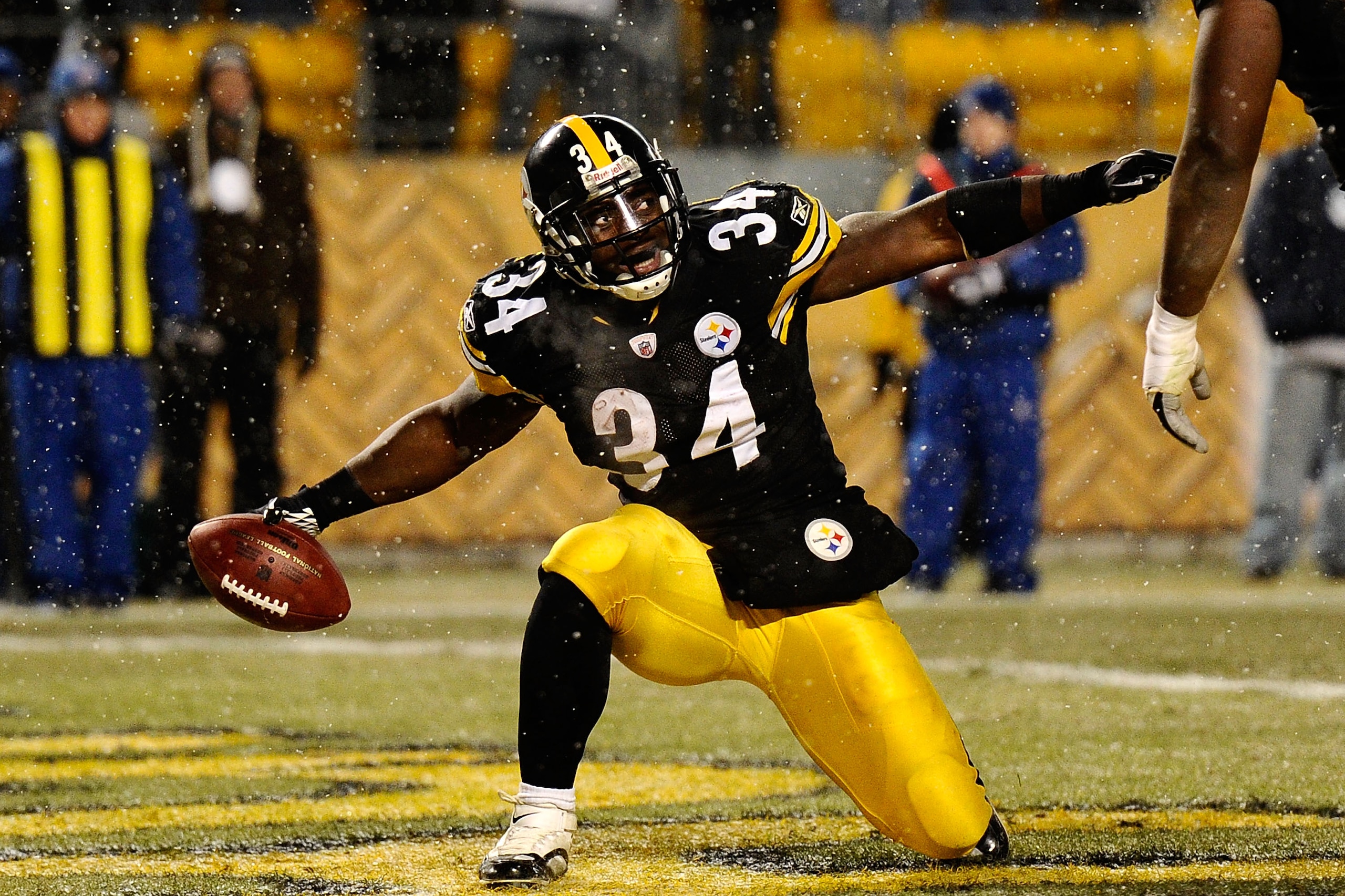 PITTSBURGH - DECEMBER 19: Rashard Mendenhall #34 of the Pittsburgh Steelers celebrates after running for a touchdown during the game against the New York Jets at Heinz Field on December 19, 2010 in Pittsburgh, Pennsylvania. (Photo by Karl Walter/Getty I PITTSBURGH - DECEMBER 19: Rashard Mendenhall #34 of the Pittsburgh Steelers celebrates after running for a touchdown during the game against the New York Jets at Heinz Field on December 19, 2010 in Pittsburgh, Pennsylvania. (Photo by Karl Walter/Getty I