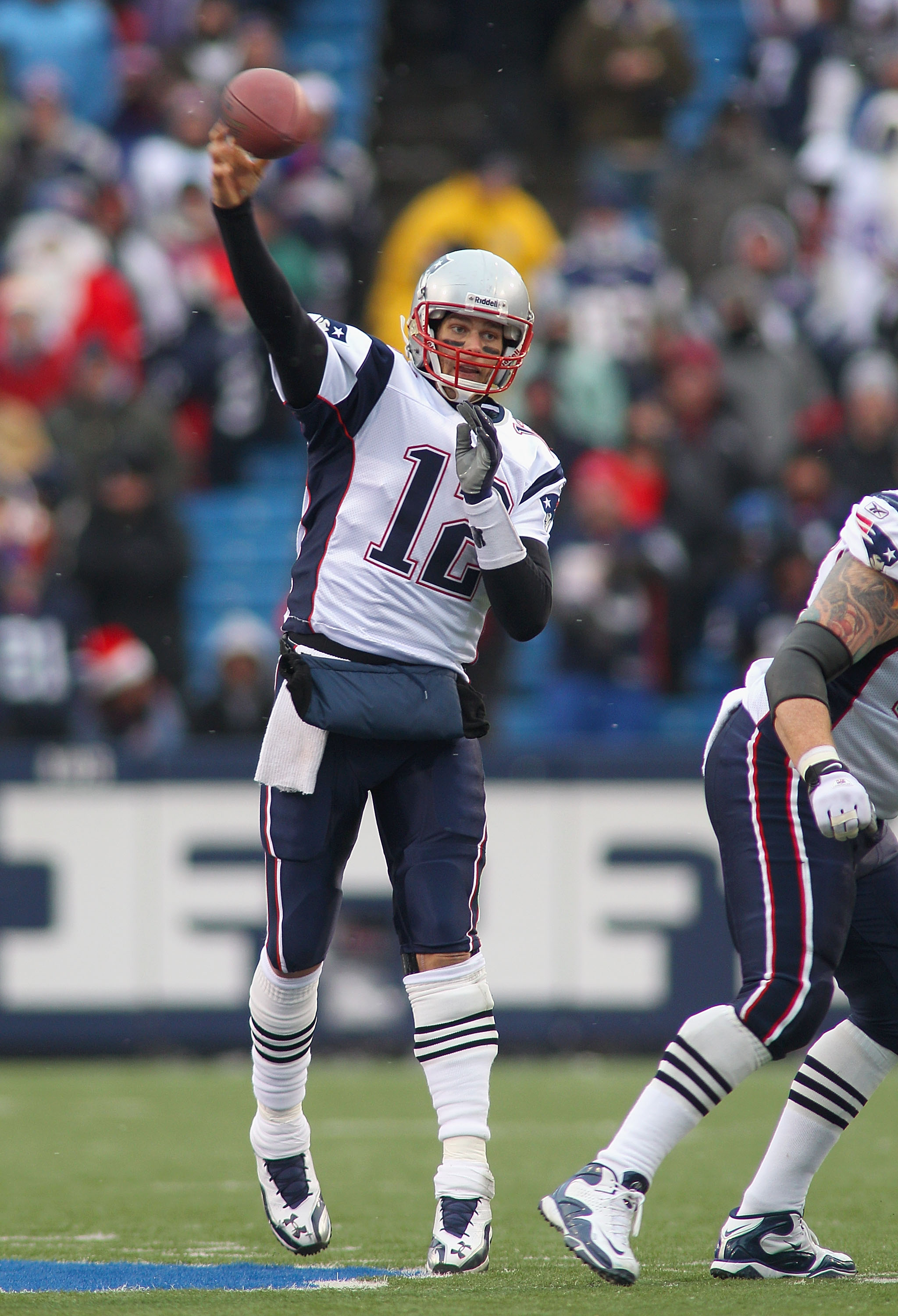 ORCHARD PARK, NY - DECEMBER 26:  Tom Brady #12 of the New England Patriots throws a pass against the Buffalo Bills  at Ralph Wilson Stadium on December 26, 2010 in Orchard Park, New York.  New England won 34-3.  (Photo by Rick Stewart/Getty Images)