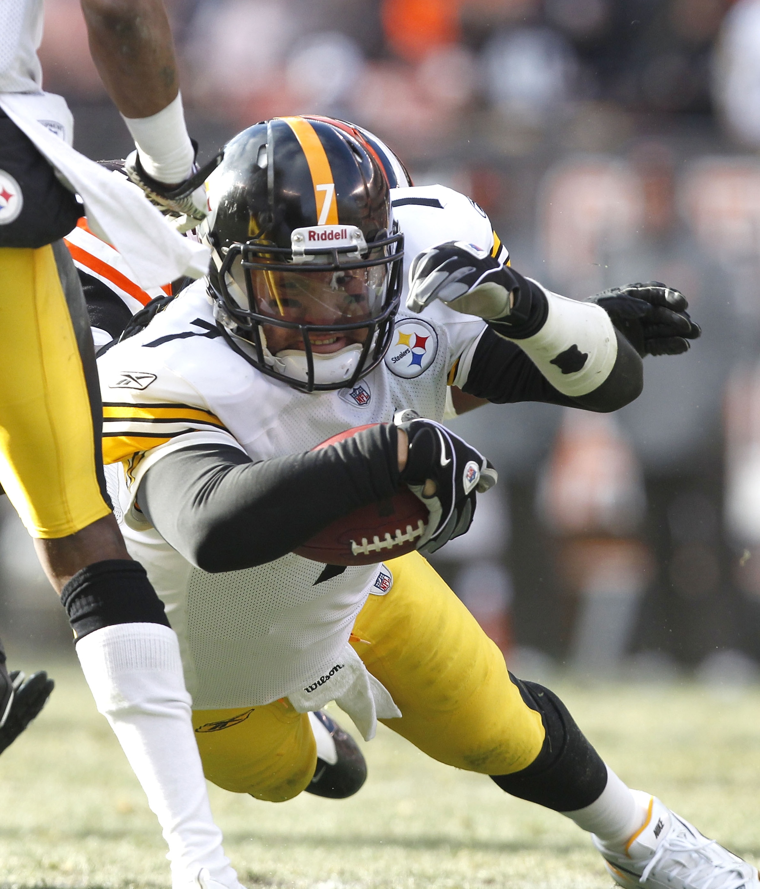 CLEVELAND, OH - JANUARY 02: Quarterback Ben Roethlisberger #7 of the Pittsburgh Steelers runs the ball against the Cleveland Browns at Cleveland Browns Stadium on January 2, 2011 in Cleveland, Ohio. (Photo by Matt Sullivan/Getty Images) CLEVELAND, OH - JANUARY 02: Quarterback Ben Roethlisberger #7 of the Pittsburgh Steelers runs the ball against the Cleveland Browns at Cleveland Browns Stadium on January 2, 2011 in Cleveland, Ohio. (Photo by Matt Sullivan/Getty Images)