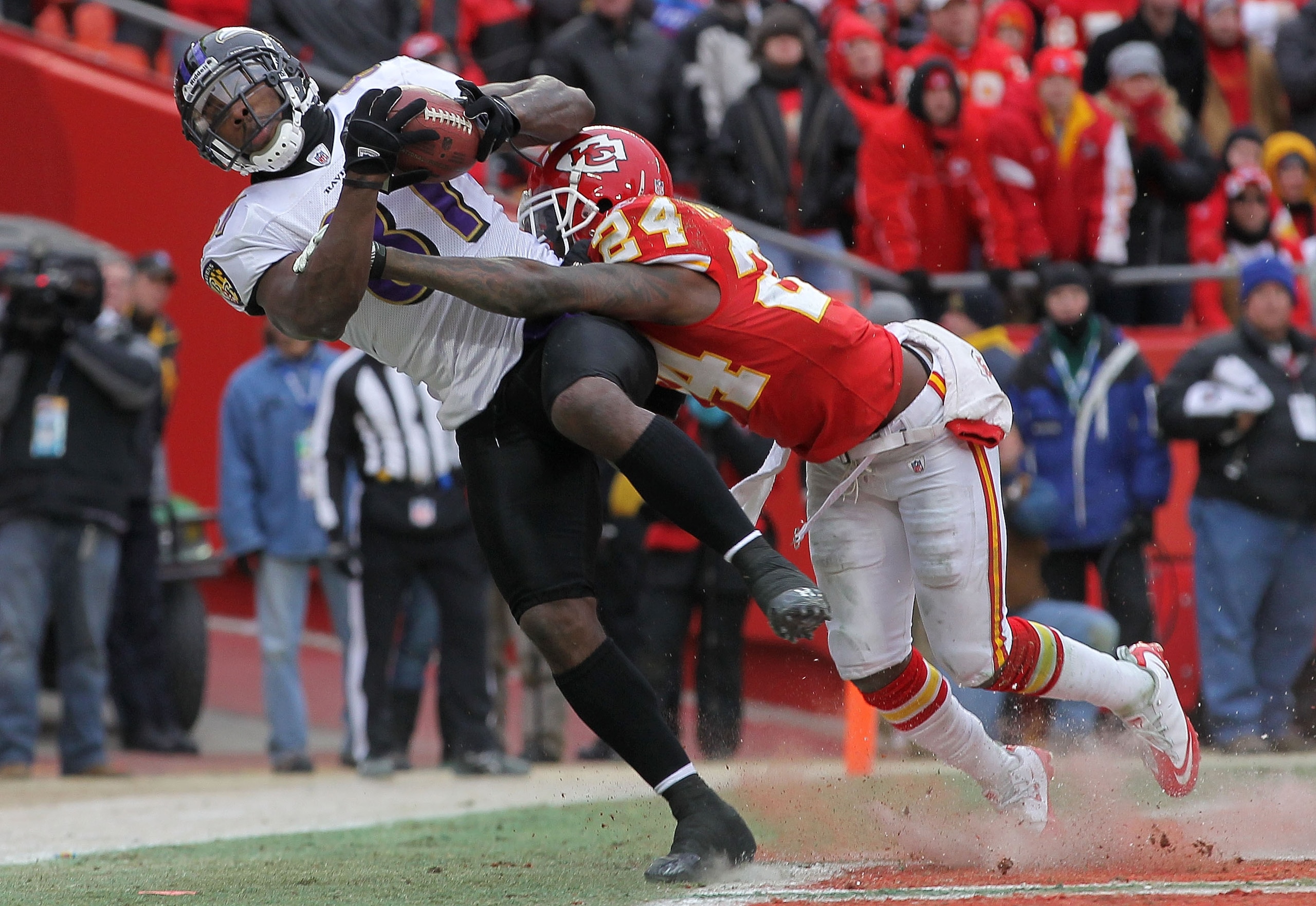 KANSAS CITY, MO - JANUARY 09:  Wide receiver Anquan Boldin #81 of the Baltimore Ravens catches a touchdown in the third quarter of the 2011 AFC wild card playoff game against the Kansas City Chiefs at Arrowhead Stadium on January 9, 2011 in Kansas City, M