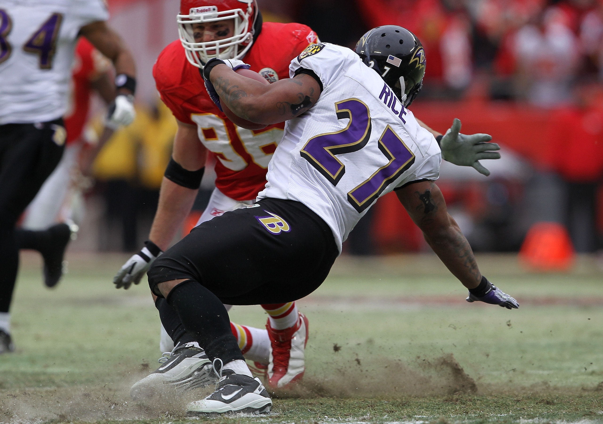 KANSAS CITY, MO - JANUARY 09:  Running back Ray Rice #27 of the Baltimore Ravens runs with the ball against the Kansas City Chiefs in the second quarter of their 2011 AFC wild card playoff game at Arrowhead Stadium on January 9, 2011 in Kansas City, Misso