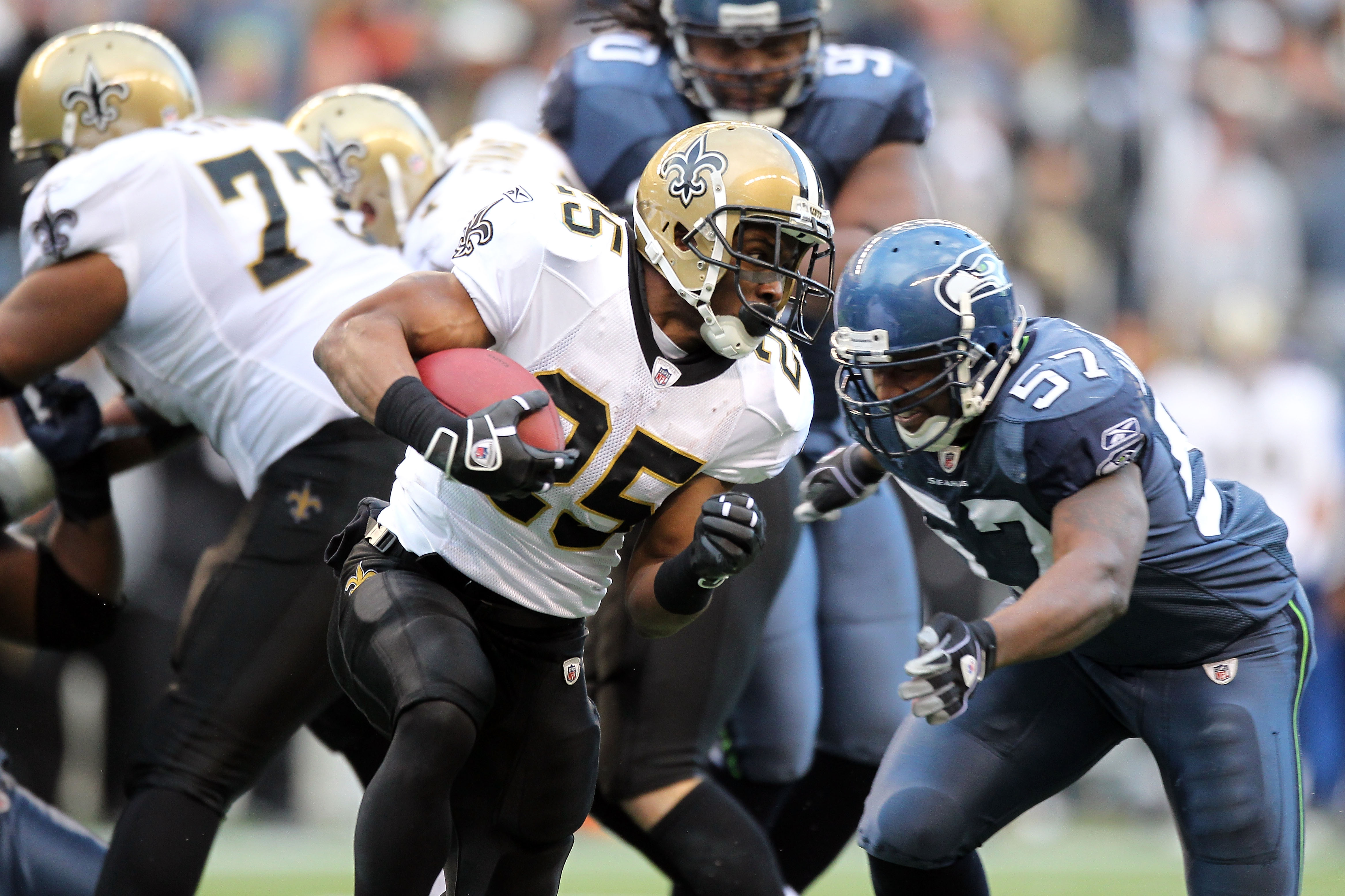 Reggie Bush #25 of the New Orleans Saints runs with the ball