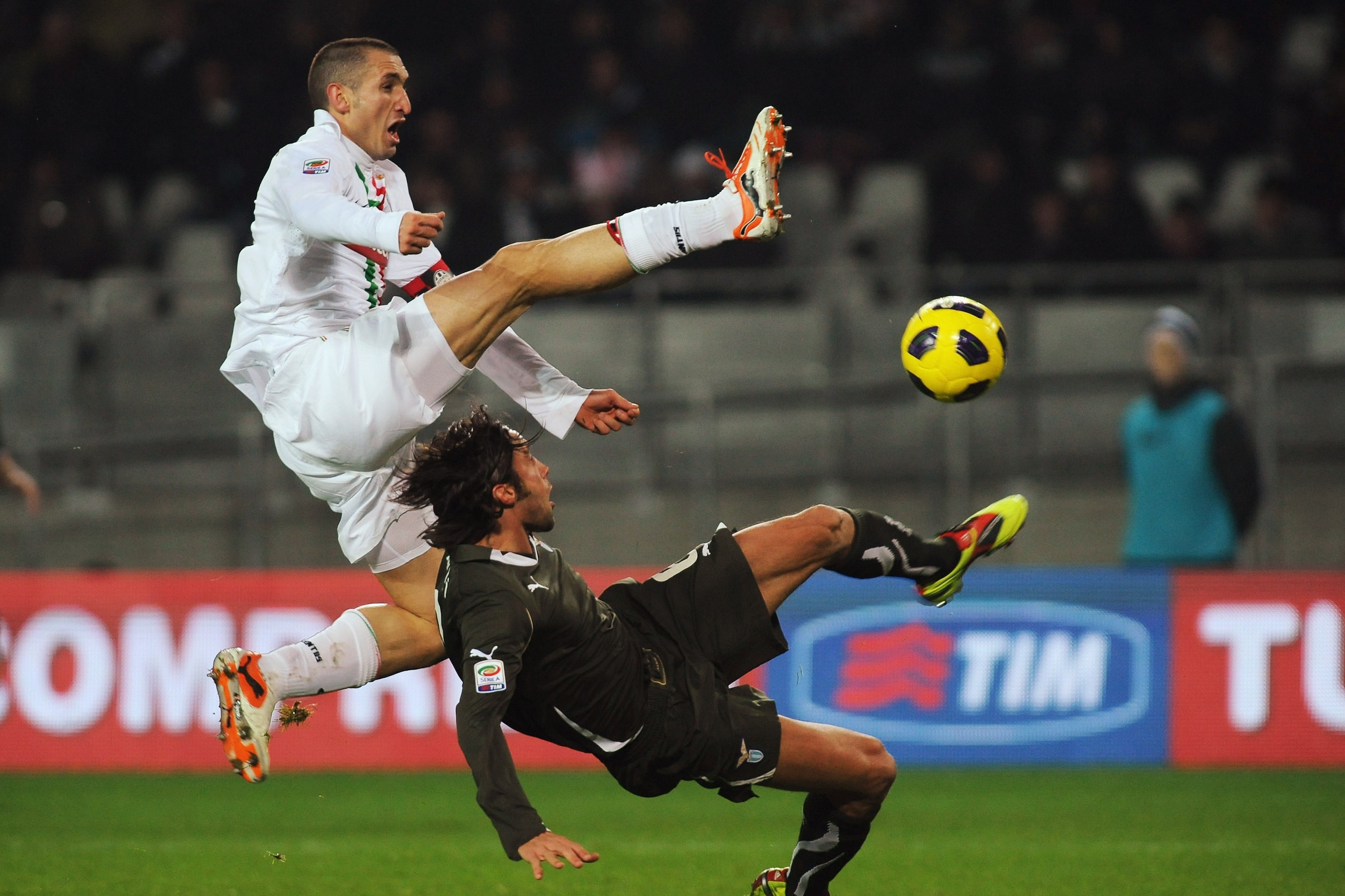 TURIN, ITALY - DECEMBER 12:  Giorgio Chiellini of Juventus FC clashes with Stefano Mauri of SS Lazio during the Serie A match between Juventus FC and SS Lazio at Olimpico Stadium on December 12, 2010 in Turin, Italy.  (Photo by Valerio Pennicino/Getty Ima