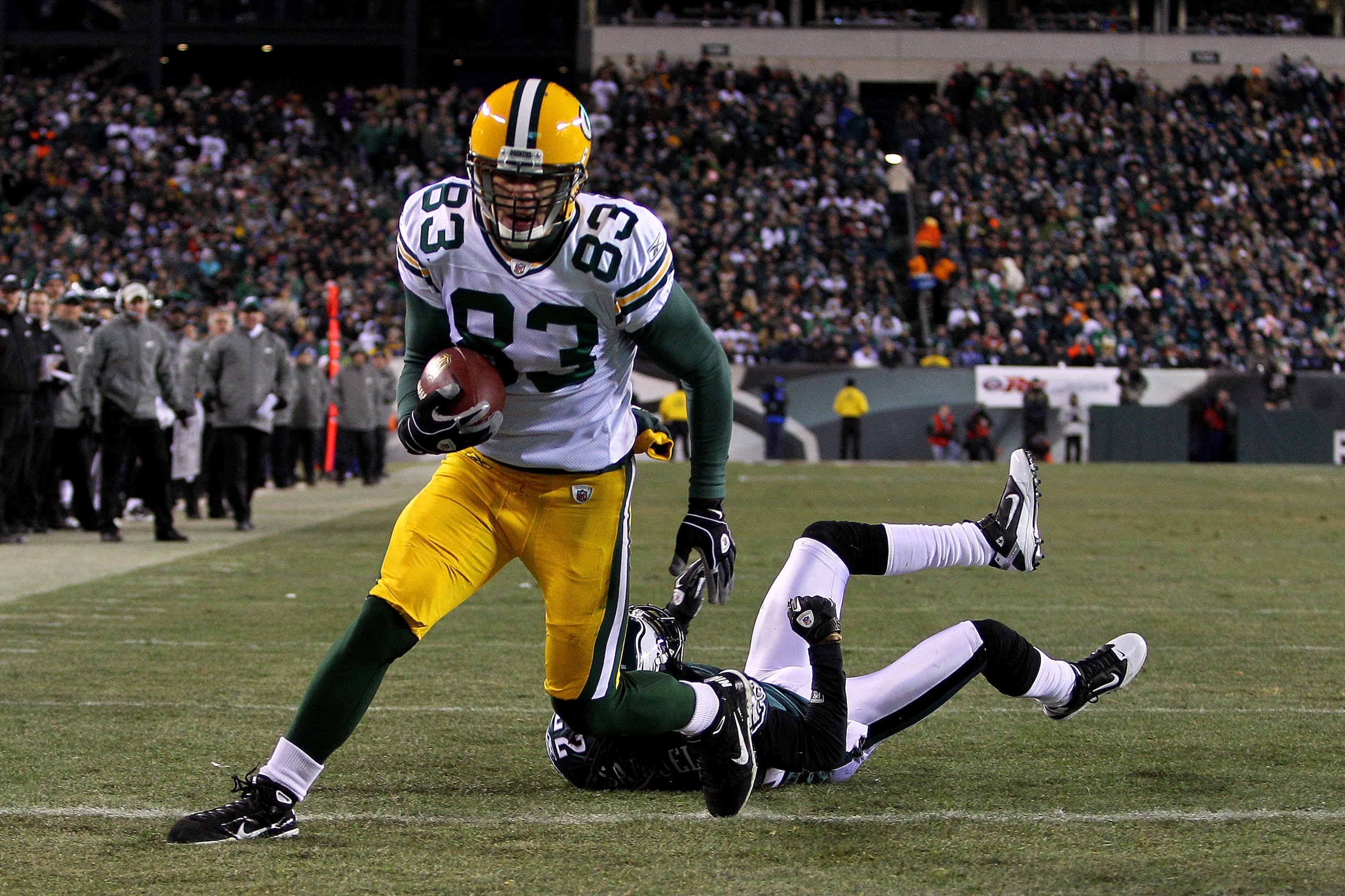 PHILADELPHIA, PA - JANUARY 09:  Tom Crabtree #83 of the Green Bay Packers scores a touchdown past Asante Samuel #22 of the Philadelphia Eagles the first quarter during the 2011 NFC wild card playoff game at Lincoln Financial Field on January 9, 2011 in Ph