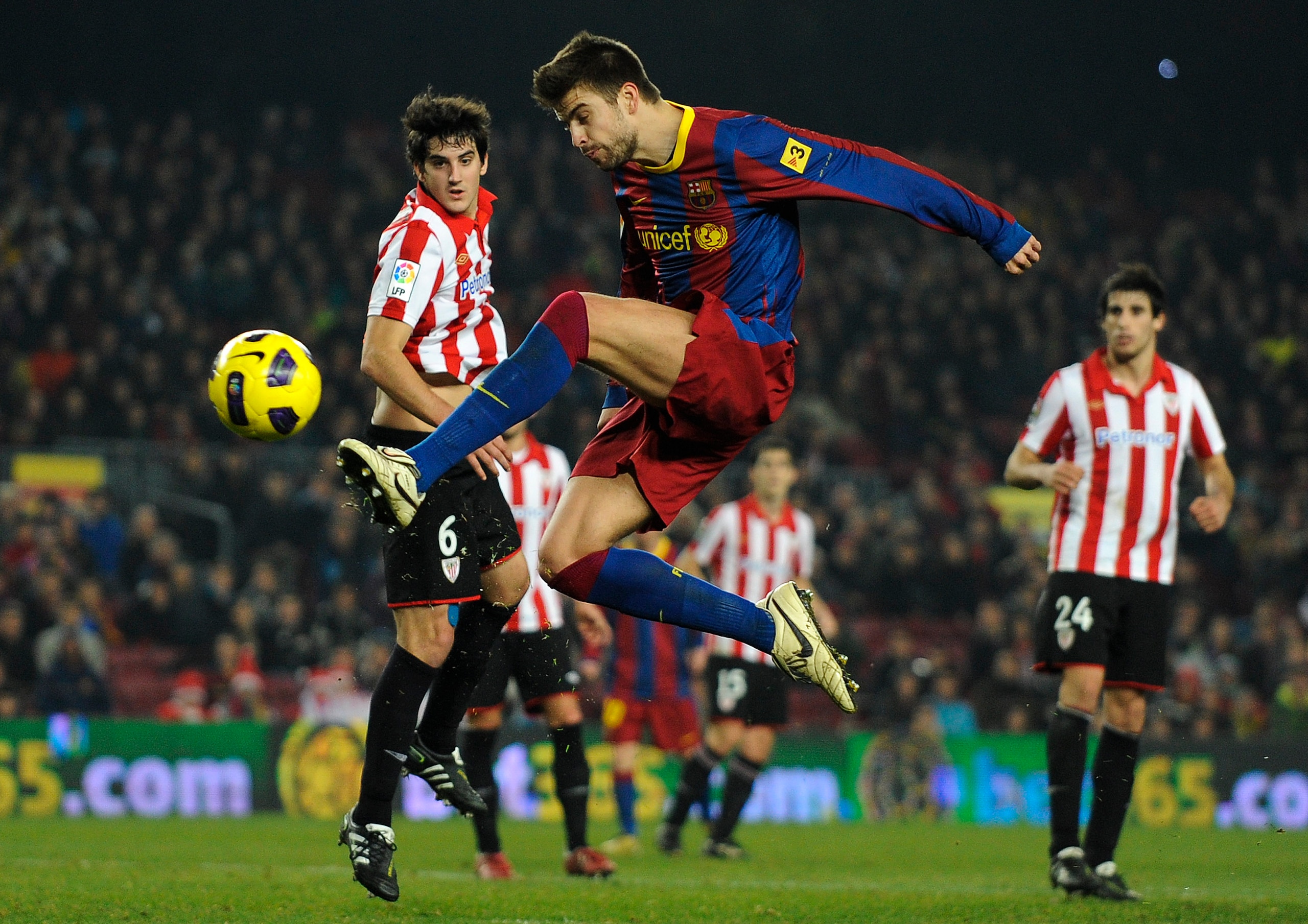 BARCELONA, SPAIN - DECEMBER 21:  Gerard Pique of FC Barcelona shoots at goal during the round of last 16 Copa del Rey match between FC Barcelona and Athletic Bilbao at Camp Nou on December 21, 2010 in Barcelona, Spain. The match ended 0-0.  (Photo by Davi