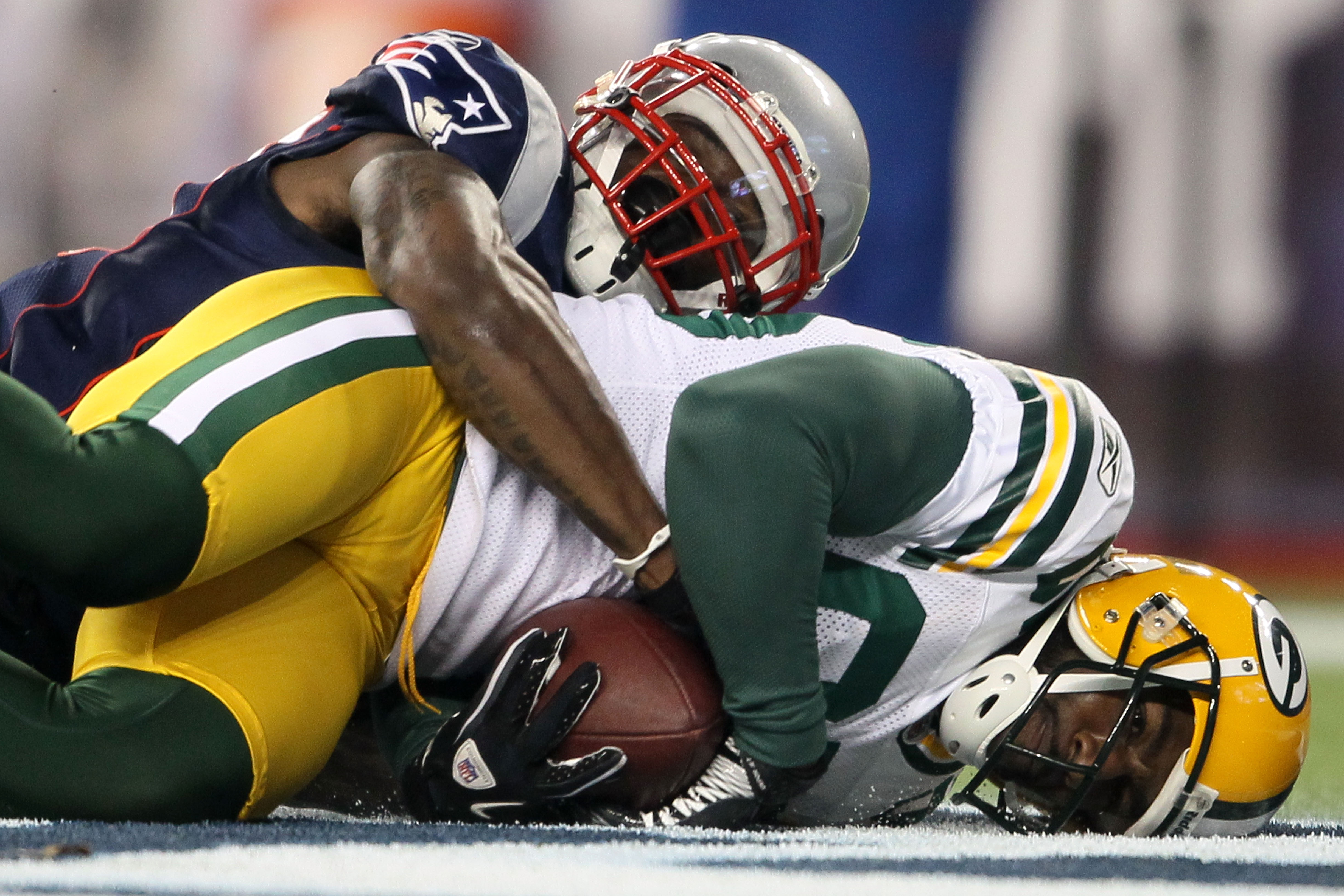 FOXBORO, MA - DECEMBER 19:  Wide receiver Greg Jennings #85 of the Green Bay Packers scores a touchdown against the New England Patriots during the second quarter of the game at Gillette Stadium on December 19, 2010 in Foxboro, Massachusetts.  (Photo by E
