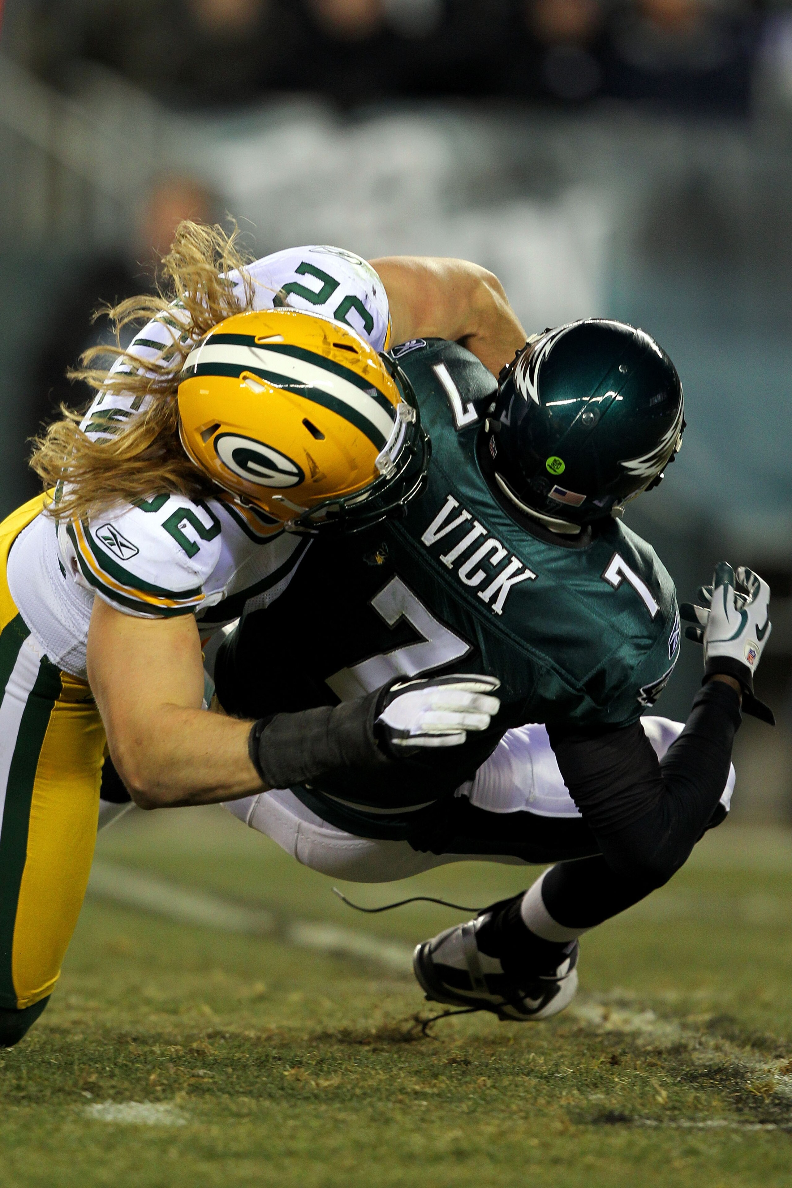 PHILADELPHIA, PA - JANUARY 09:  Clay Matthews #52 of the Green Bay Packers sacks Michael Vick #7 of the Philadelphia Eagles during the 2011 NFC wild card playoff game at Lincoln Financial Field on January 9, 2011 in Philadelphia, Pennsylvania.  (Photo by