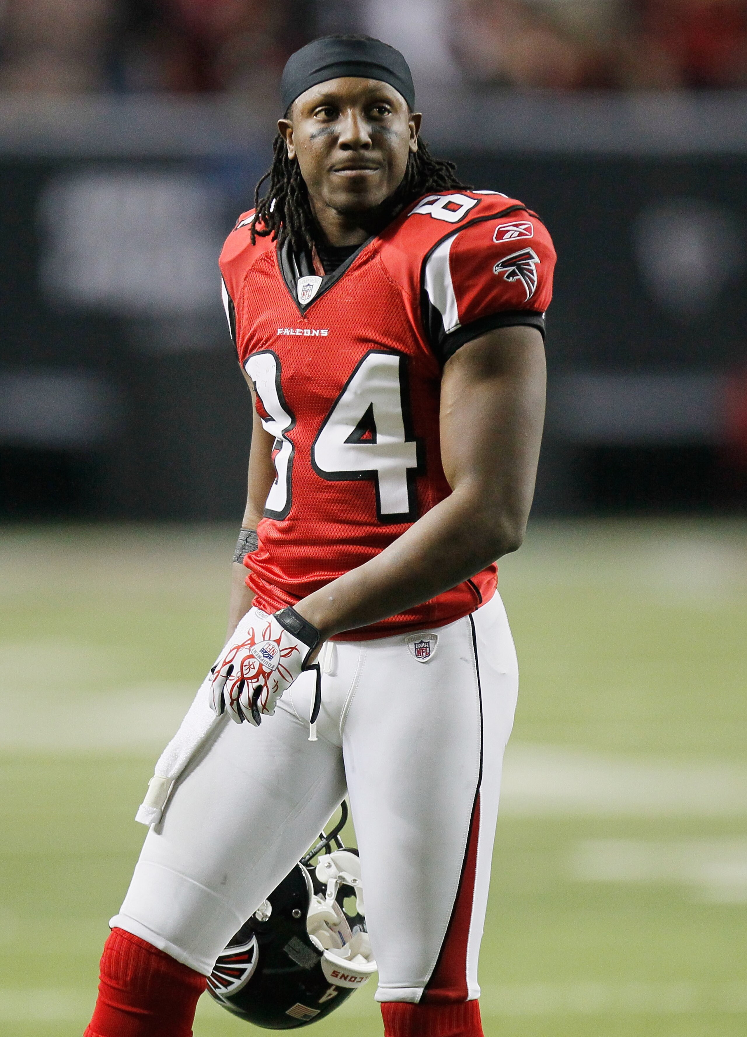 ATLANTA, GA - DECEMBER 27:  Roddy White #84 of the Atlanta Falcons walks off the field during the game against the New Orleans Saints at the Georgia Dome on December 27, 2010 in Atlanta, Georgia.  (Photo by Kevin C. Cox/Getty Images)