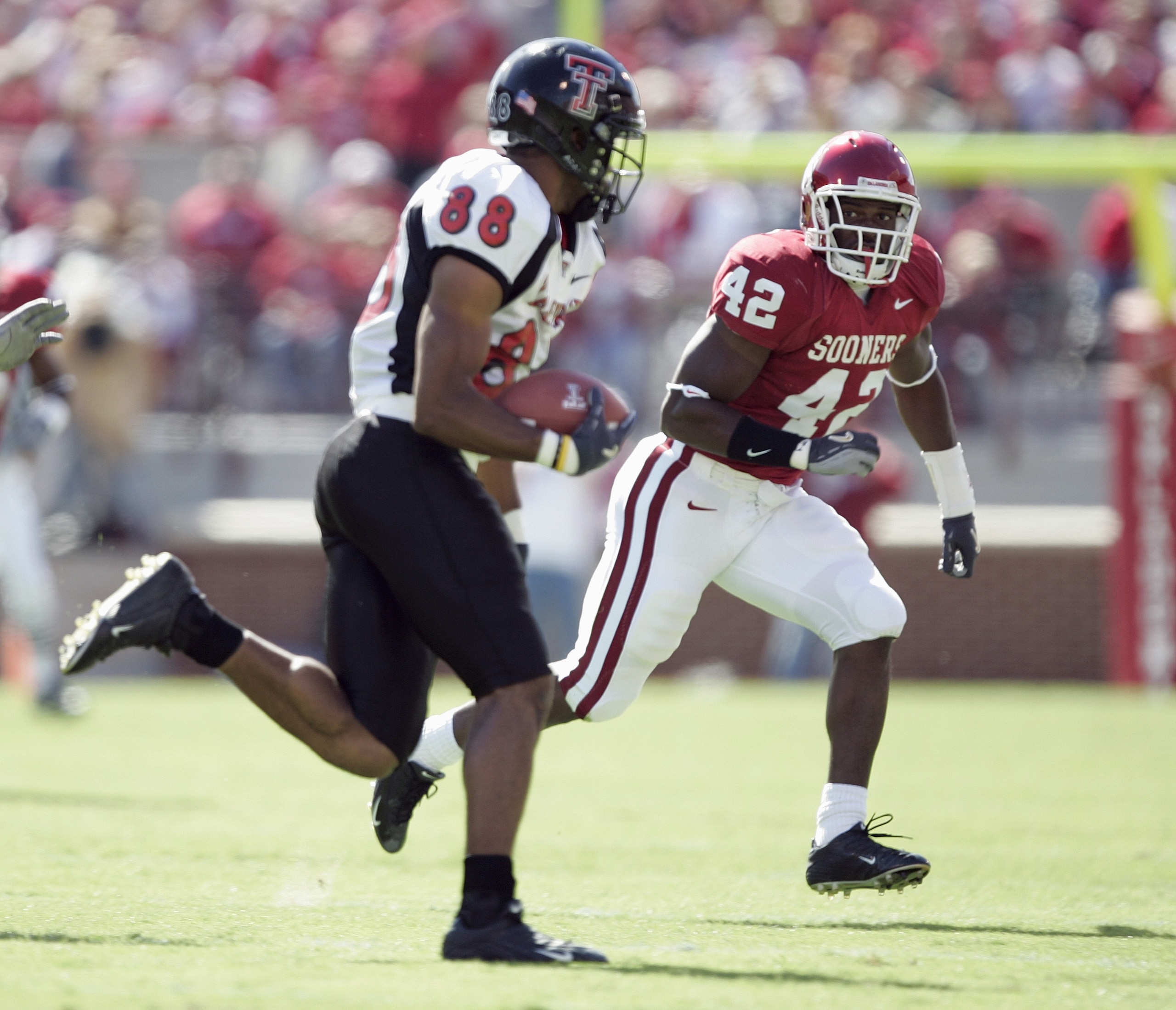 NORMAN, OK - OCTOBER 2: Linebacker Rufus Alexander #42 of the Oklahoma Sooners looks to tackle wide receiver Jarrett Hicks #88 of the Texas Tech Red Raiders on October 2, 2004 at Memorial Stadium in Norman, Oklahoma. The Sooners defeated the Red Raiders NORMAN, OK - OCTOBER 2: Linebacker Rufus Alexander #42 of the Oklahoma Sooners looks to tackle wide receiver Jarrett Hicks #88 of the Texas Tech Red Raiders on October 2, 2004 at Memorial Stadium in Norman, Oklahoma. The Sooners defeated the Red Raiders
