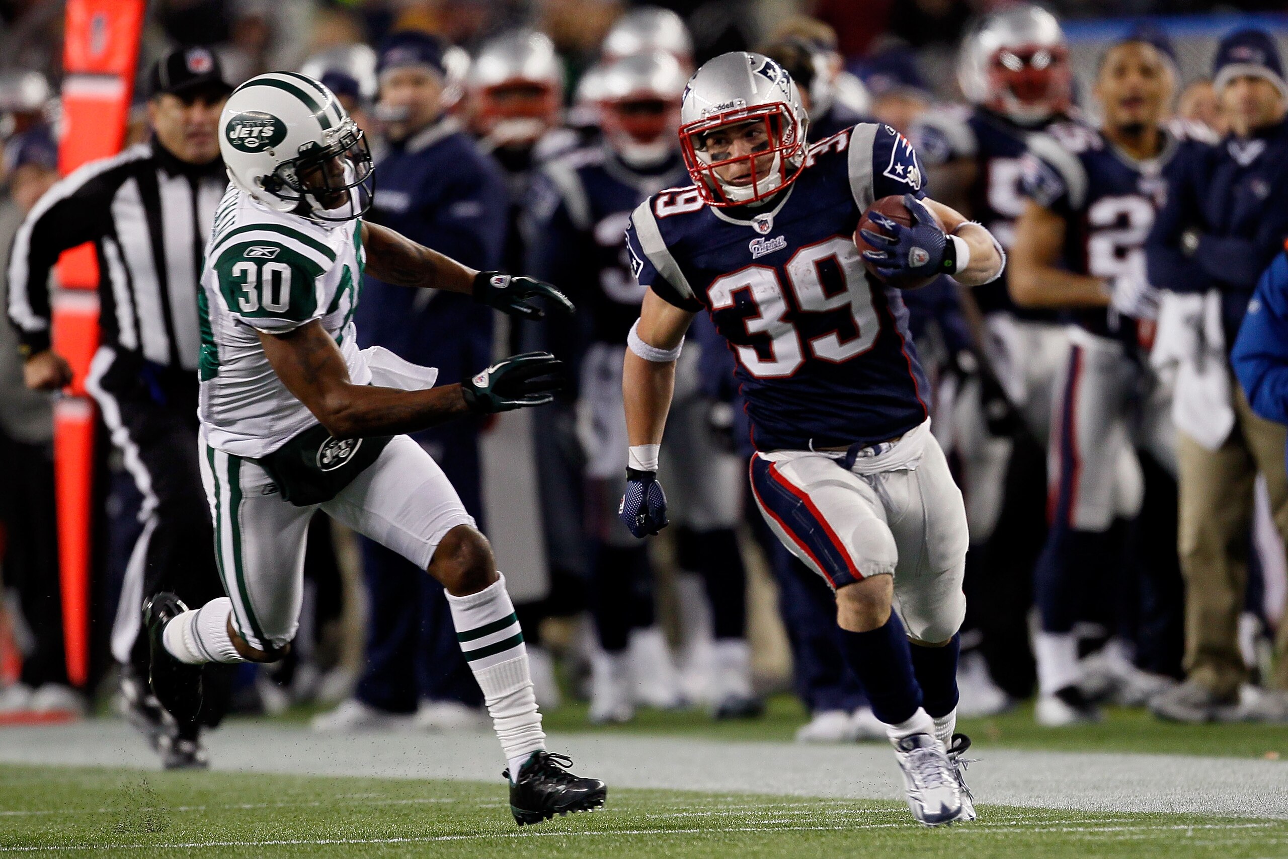 FOXBORO, MA - DECEMBER 06: Danny Woodhead #39 of the New England Patriots runs with the ball in the second quarter against Drew Coleman #30 of the New York Jets at Gillette Stadium on December 6, 2010 in Foxboro, Massachusetts. (Photo by Jim Rogash/Gett FOXBORO, MA - DECEMBER 06: Danny Woodhead #39 of the New England Patriots runs with the ball in the second quarter against Drew Coleman #30 of the New York Jets at Gillette Stadium on December 6, 2010 in Foxboro, Massachusetts. (Photo by Jim Rogash/Gett