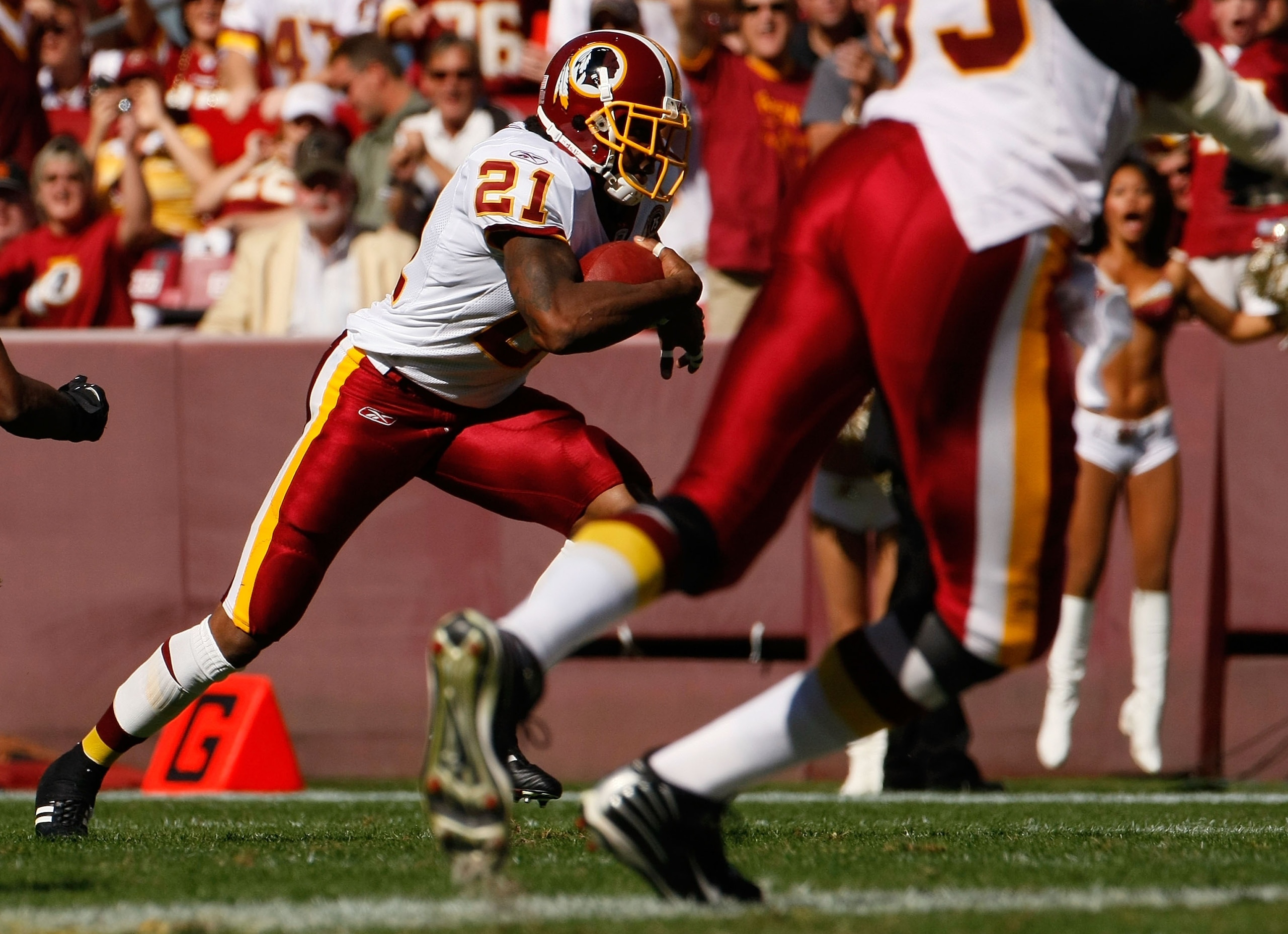 LANDOVER, MD - OCTOBER 21:  Safety Sean Taylor #21 of the Washington Redskins returns an interception in first quarter action against the Arizona Cardinals October 21, 2007 at FedEx Field in Landover, Maryland. The Redskins defeated the Cardinals 21-19.