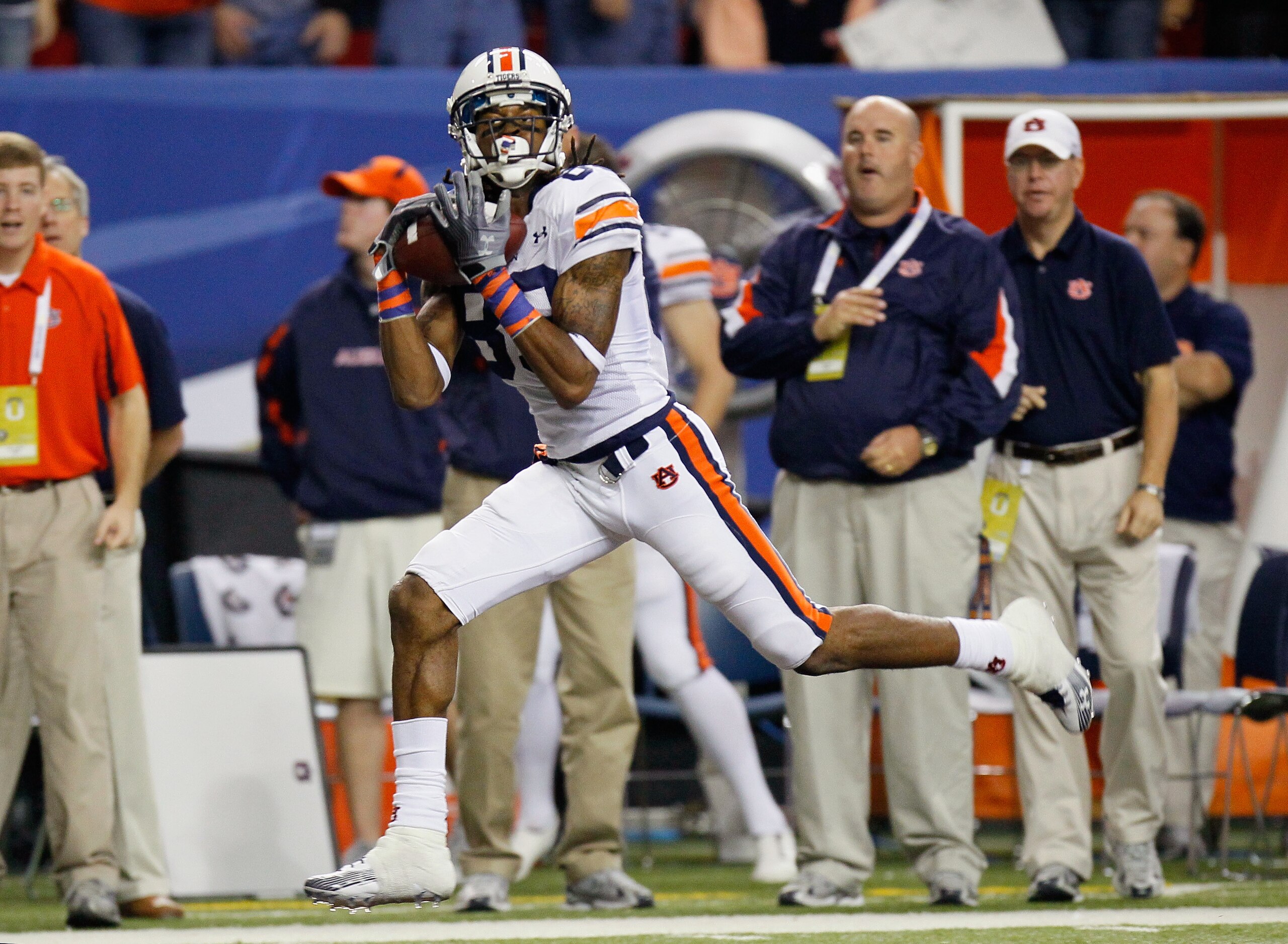 ATLANTA, GA - DECEMBER 04: Darvin Adams #89 of the Auburn Tigers pulls in this touchdown reception against the South Carolina Gamecocks during the 2010 SEC Championship at Georgia Dome on December 4, 2010 in Atlanta, Georgia. (Photo by Kevin C. Cox/Gett ATLANTA, GA - DECEMBER 04: Darvin Adams #89 of the Auburn Tigers pulls in this touchdown reception against the South Carolina Gamecocks during the 2010 SEC Championship at Georgia Dome on December 4, 2010 in Atlanta, Georgia. (Photo by Kevin C. Cox/Gett