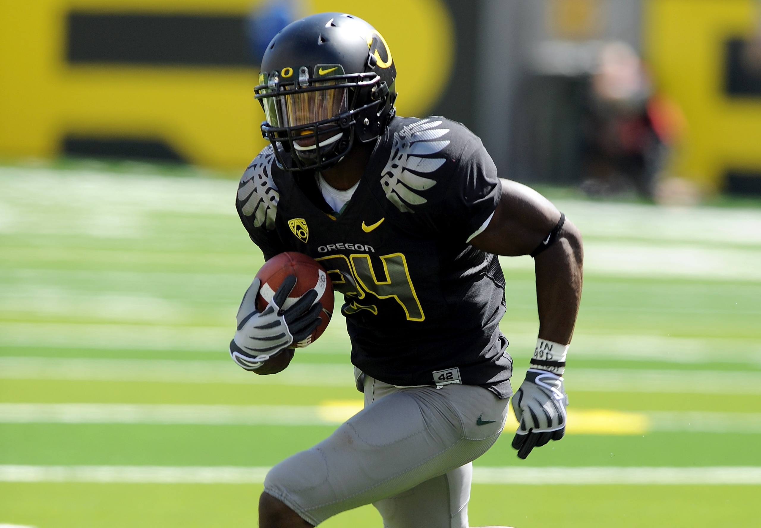 EUGENE, OR - SEPTEMBER 04:  Running back Kenjon Barner #24 of the Oregon Ducks breaks loose for a touchdown in the first quarter of the game against the New Mexico Lobos at Autzen Stadium on September 4, 2010 in Eugene, Oregon. Barner had 225 total yards