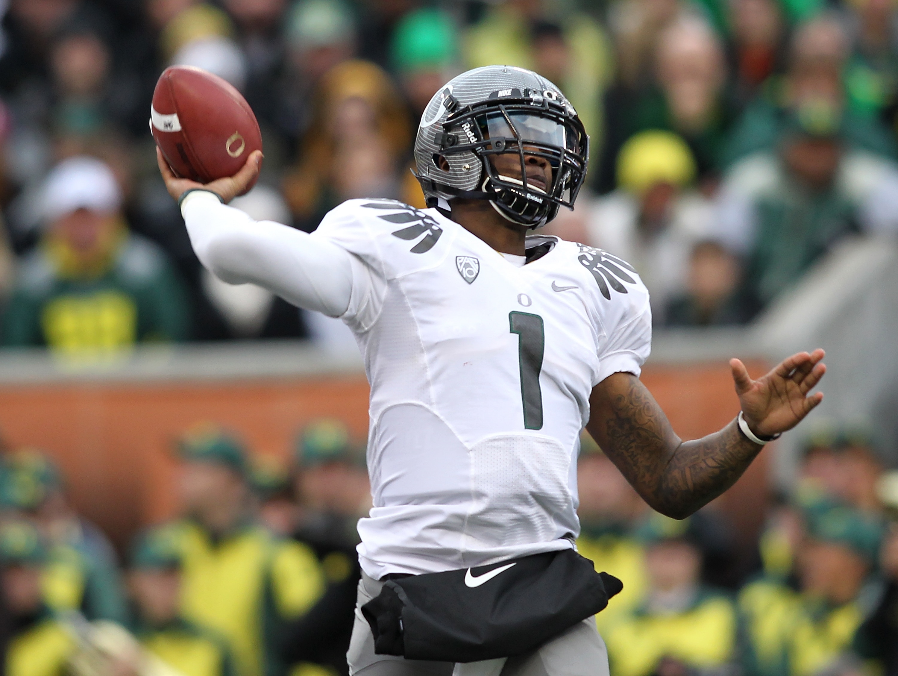 CORVALLIS, OR - DECEMBER 04:  Darron Thomas #1 of the Oregon Ducks throws a pass against the Oregon State Beavers during the 114th Civil War on December 4, 2010 at the Reser Stadium in Corvallis, Oregon.  (Photo by Jonathan Ferrey/Getty Images)