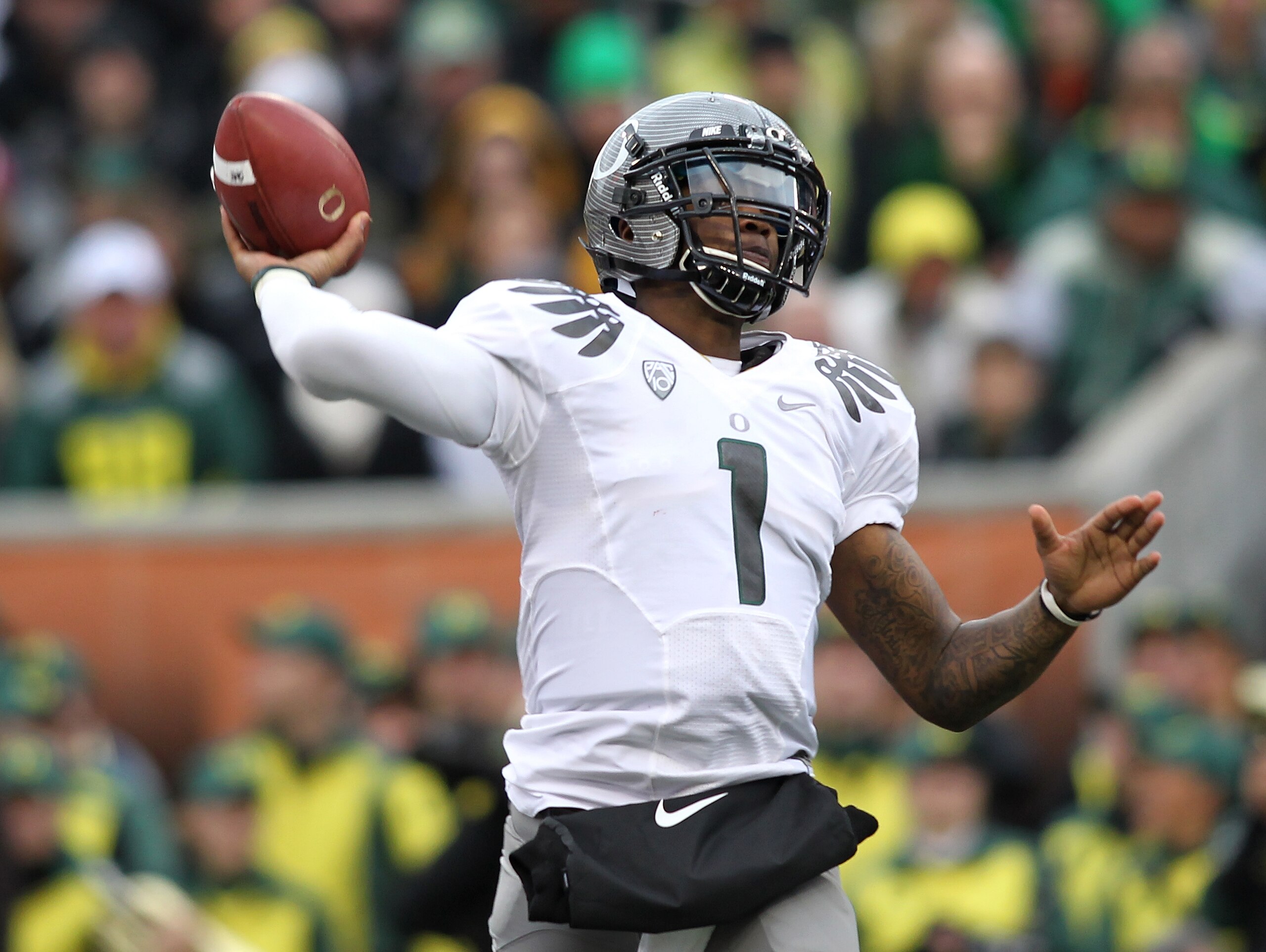 CORVALLIS, OR - DECEMBER 04:  Darron Thomas #1 of the Oregon Ducks throws a pass against the Oregon State Beavers during the 114th Civil War on December 4, 2010 at the Reser Stadium in Corvallis, Oregon.  (Photo by Jonathan Ferrey/Getty Images)