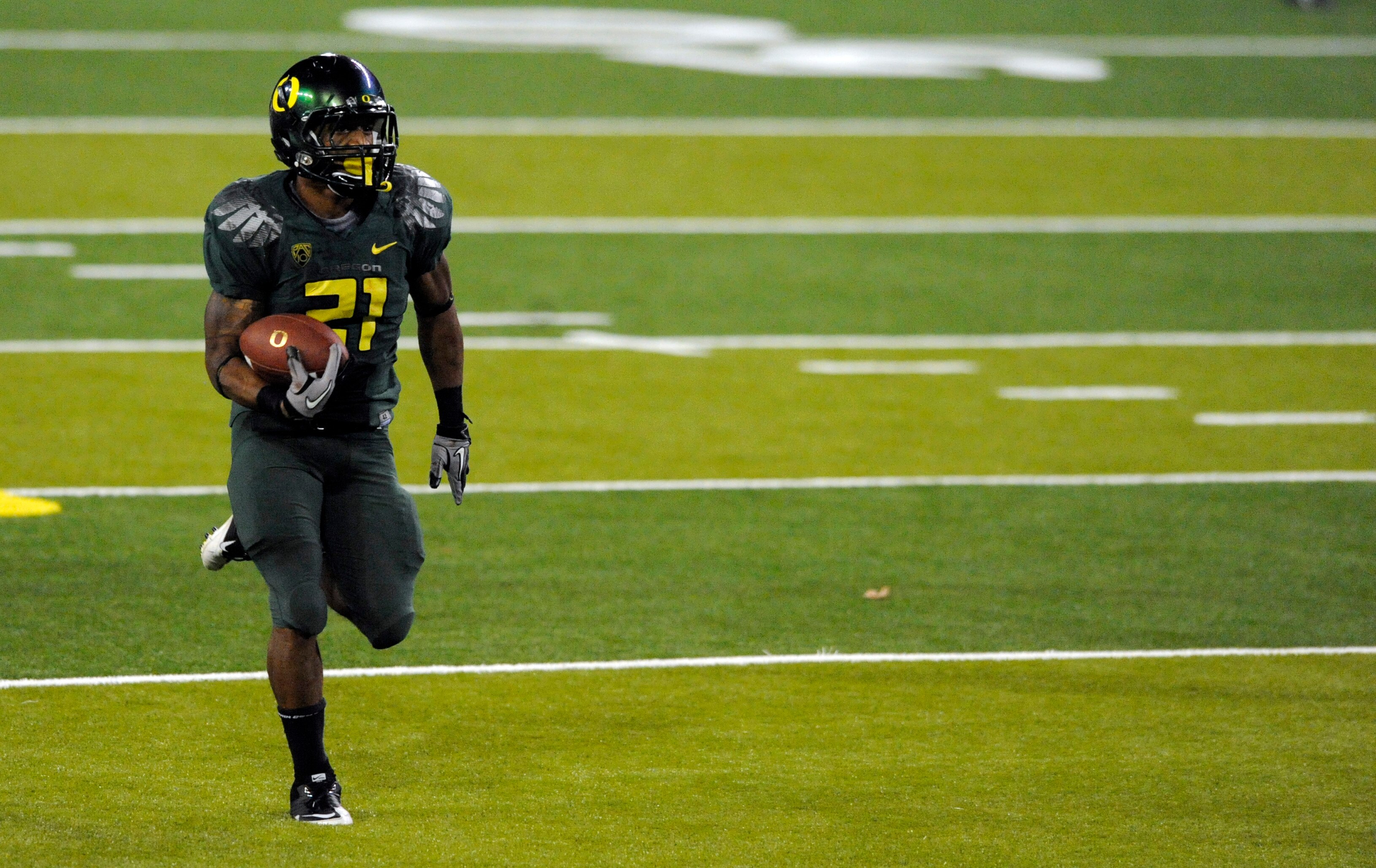 EUGENE, OR - OCTOBER 2: Running back LaMichael James #21 of the Oregon Ducks heads for the end zone and a touchdown in the fourth quarter of the game against the Stanford Cardinal at Autzen Stadium on October 2, 2010 in Eugene, Oregon. (Photo by Steve Dyk