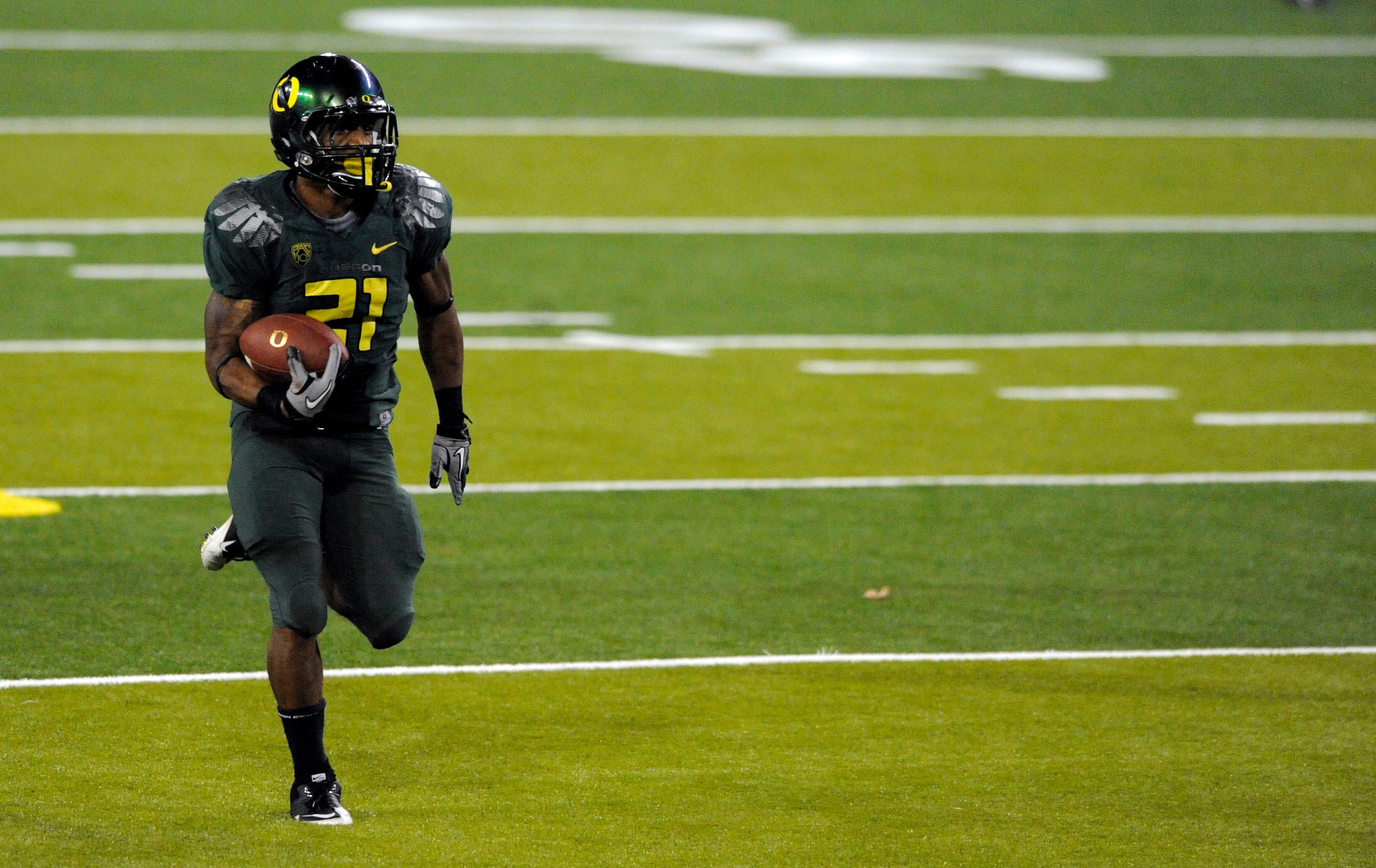 EUGENE, OR - OCTOBER 2: Running back LaMichael James #21 of the Oregon Ducks heads for the end zone and a touchdown in the fourth quarter of the game against the Stanford Cardinal at Autzen Stadium on October 2, 2010 in Eugene, Oregon. (Photo by Steve Dyk