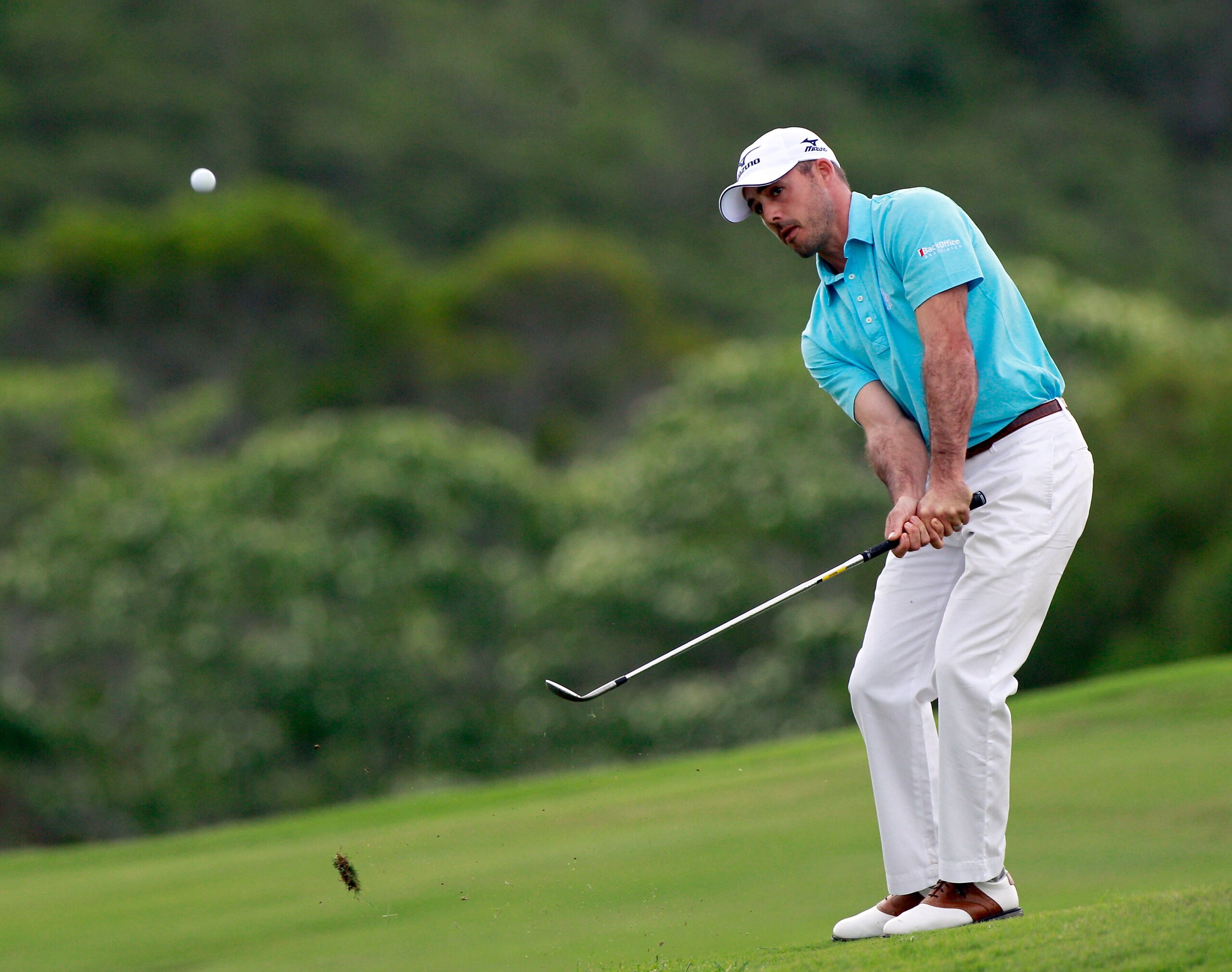 KAPALUA, HI - JANUARY 07:  Jonathan Byrd hits a shot on the 1st hole during the second round of the Hyundai Tournament of Champions at the Plantation course on January 7, 2011 in Kapalua, Hawaii.  (Photo by Sam Greenwood/Getty Images)