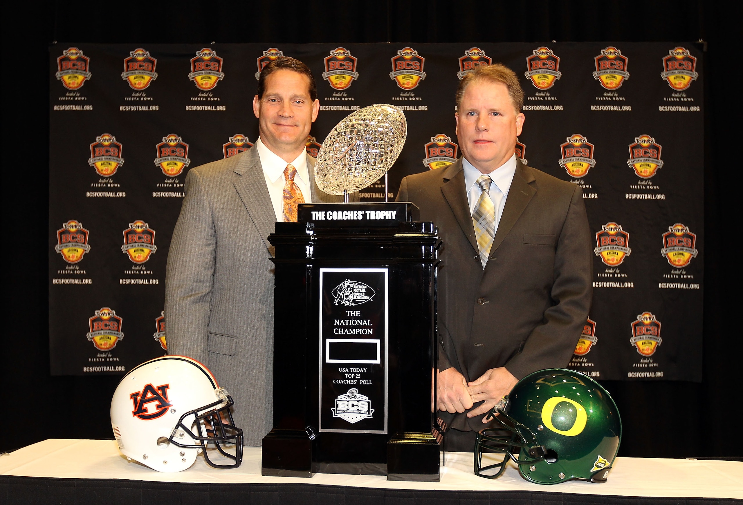 SCOTTSDALE, AZ - JANUARY 09:  Head coaches Gene Chizik of the Auburn Tigers and Chip Kelly of the Oregon Ducks pose together with the coaches trophy during a press conference for the Tostitos BCS National Championship Game at the JW Marriott Camelback Inn