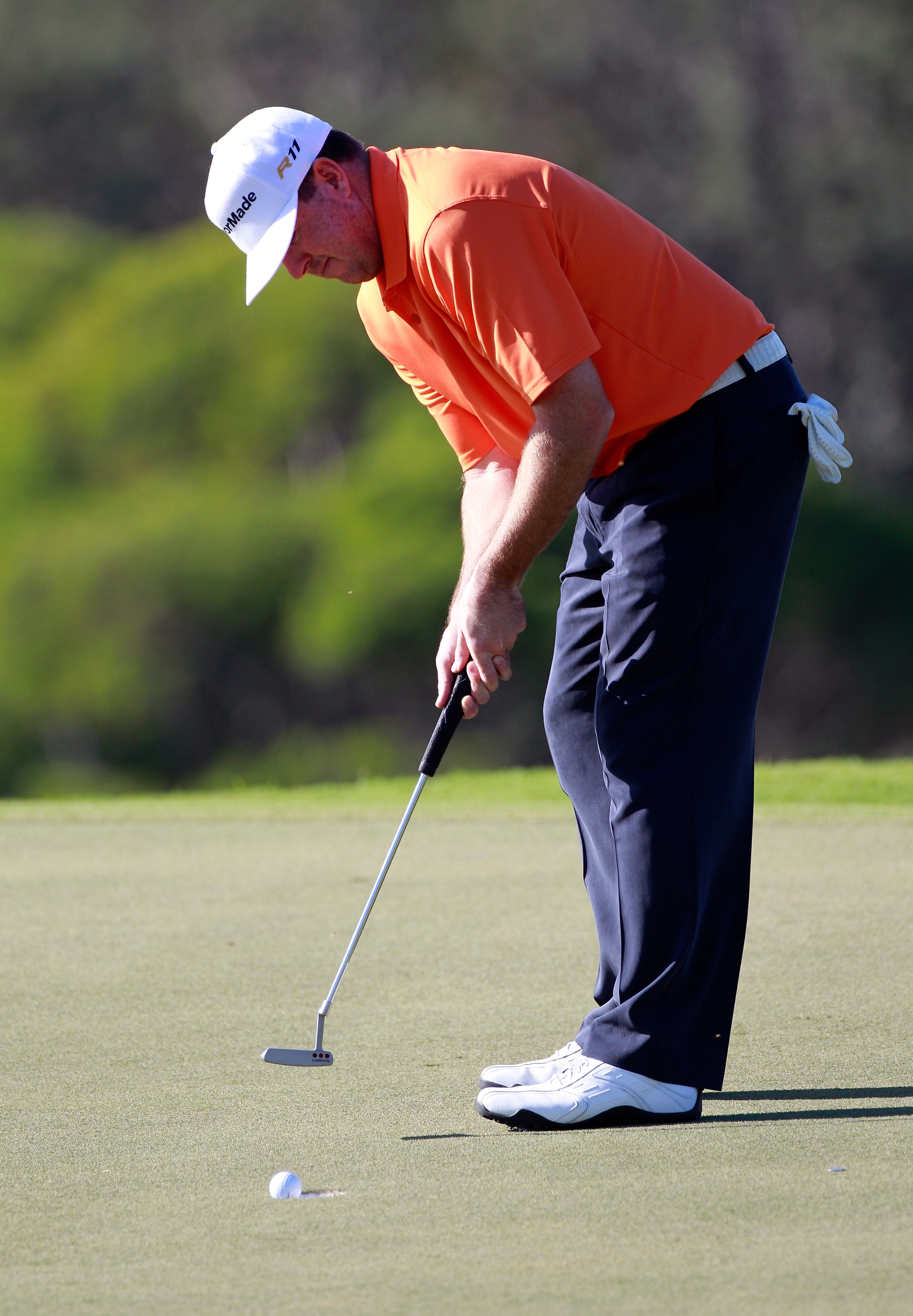 KAPALUA, HI - JANUARY 09:  Robert Garrigus putts for birdie on the 14th hole during the final round of the Hyundai Tournament of Champions at the Plantation course on January 9, 2011 in Kapalua, Hawaii.  (Photo by Sam Greenwood/Getty Images)