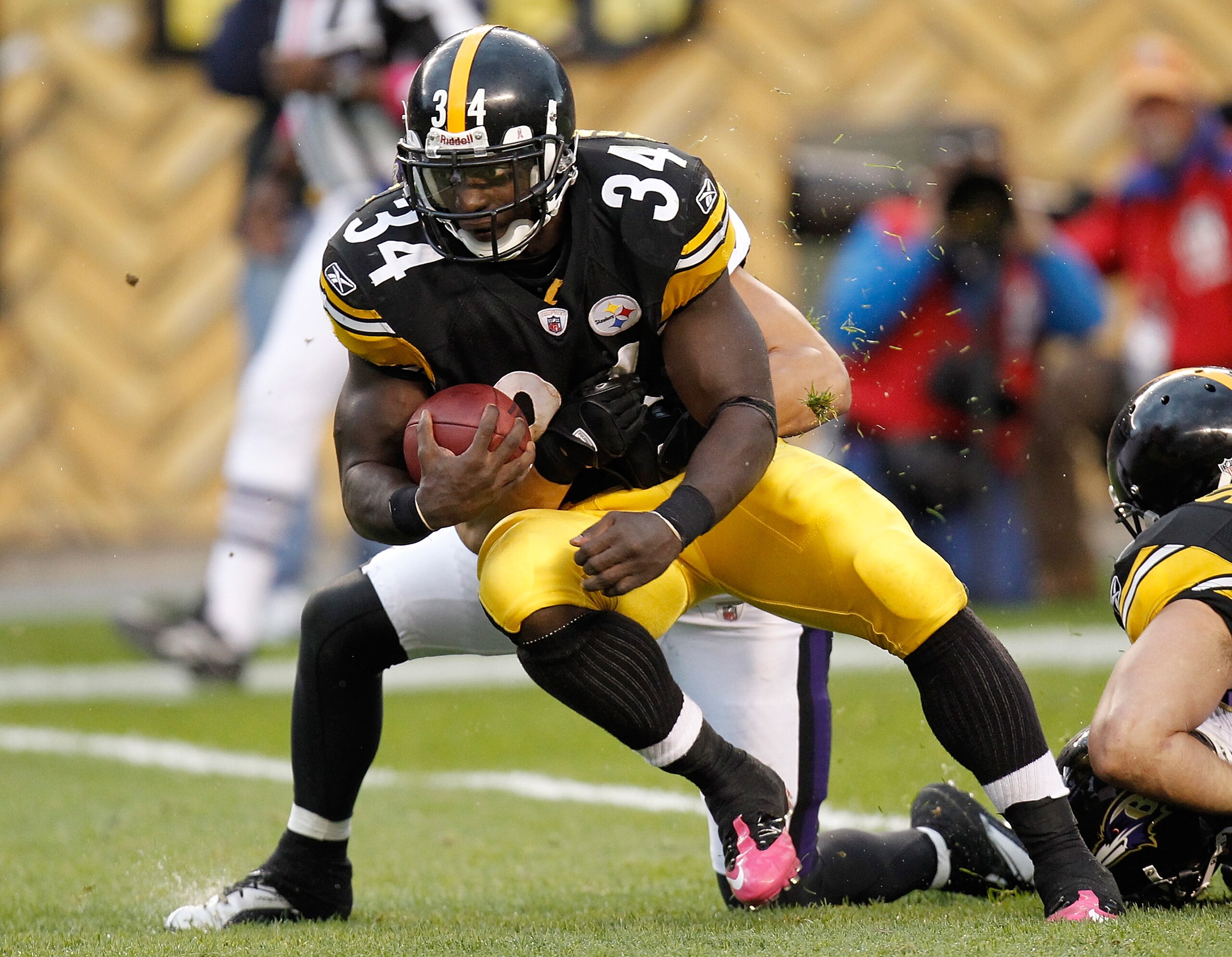 PITTSBURGH - OCTOBER 03: Rashard Mendenhall #34 of the Pittsburgh Steelers carries the ball during the game against the Baltimore Ravens on October 3, 2010 at Heinz Field in Pittsburgh, Pennsylvania. (Photo by Gregory Shamus/Getty Images)