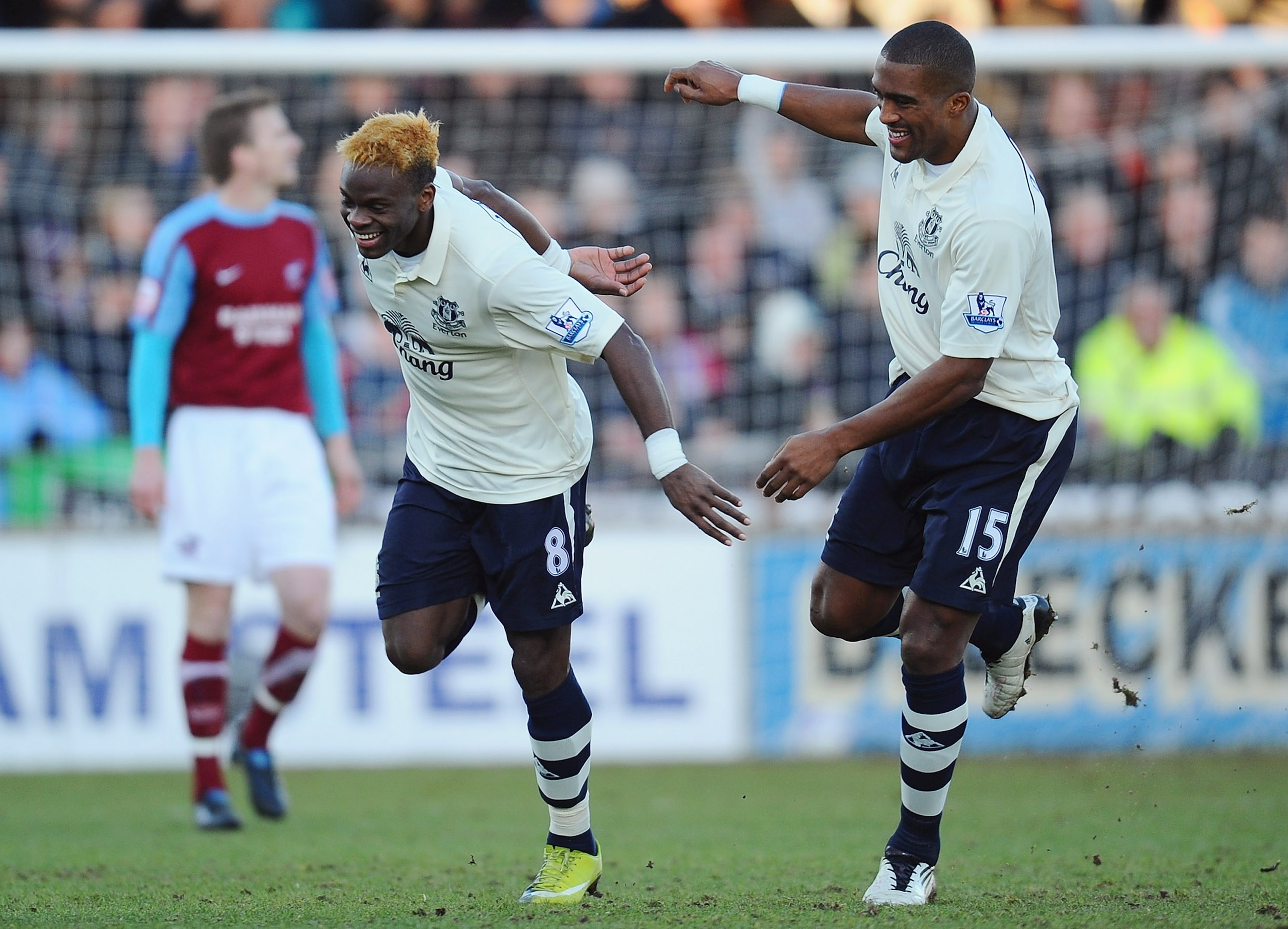 SCUNTHORPE, ENGLAND - JANUARY 08:  Louis Saha (L) of Everton celebrates after scoring the opening goal with team-mate Sylvain Distin during the FA Cup sponsored by Eon 3rd round match between Scunthorpe United and Everton at Glanford Park on January 8, 20