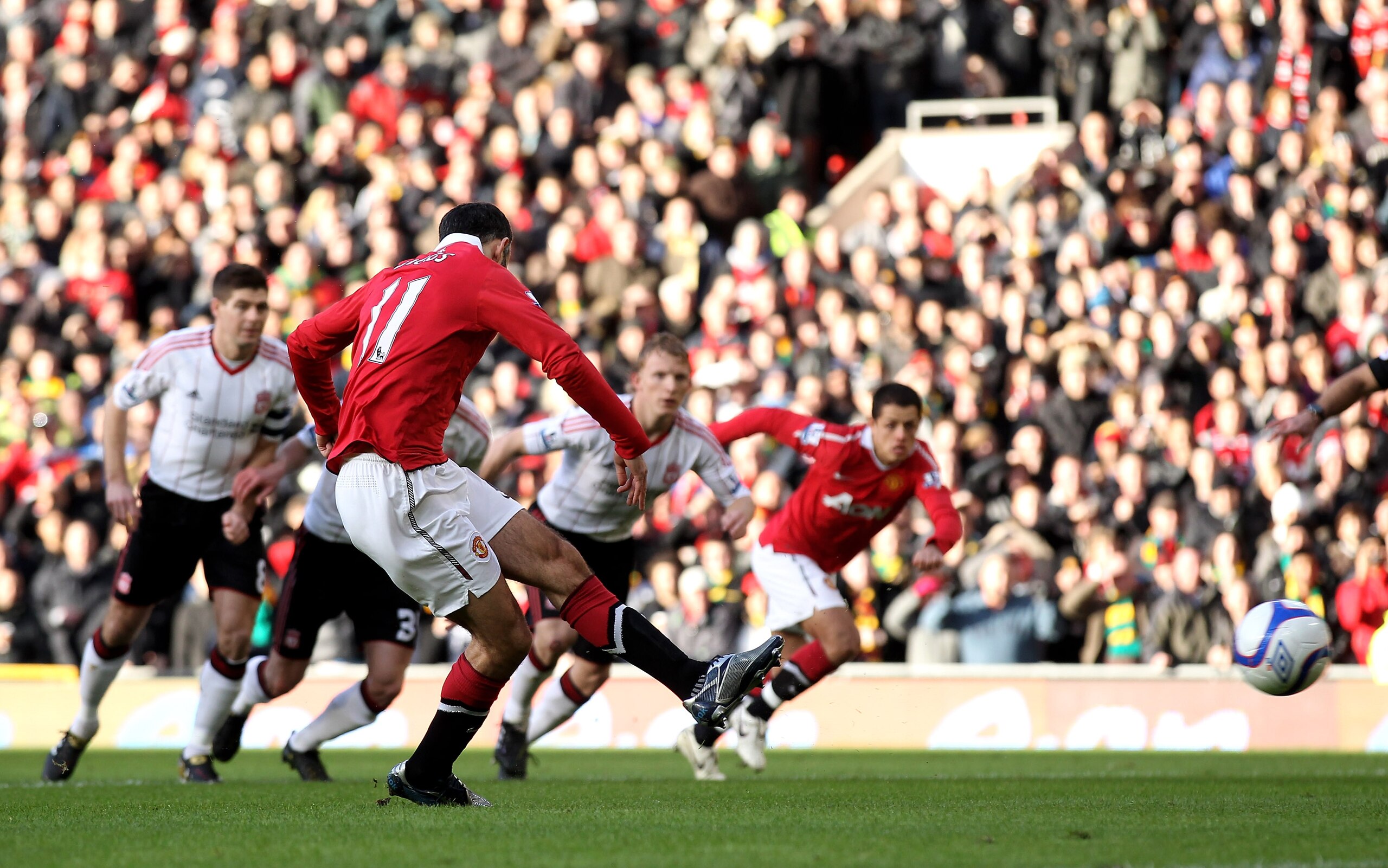 MANCHESTER, ENGLAND - JANUARY 09:   Ryan Giggs of Manchester United scores the opening goal from a penalty kick during the FA Cup sponsored by E.ON 3rd round match between Manchester United and Liverpool at Old Trafford on January 9, 2011 in Manchester, E