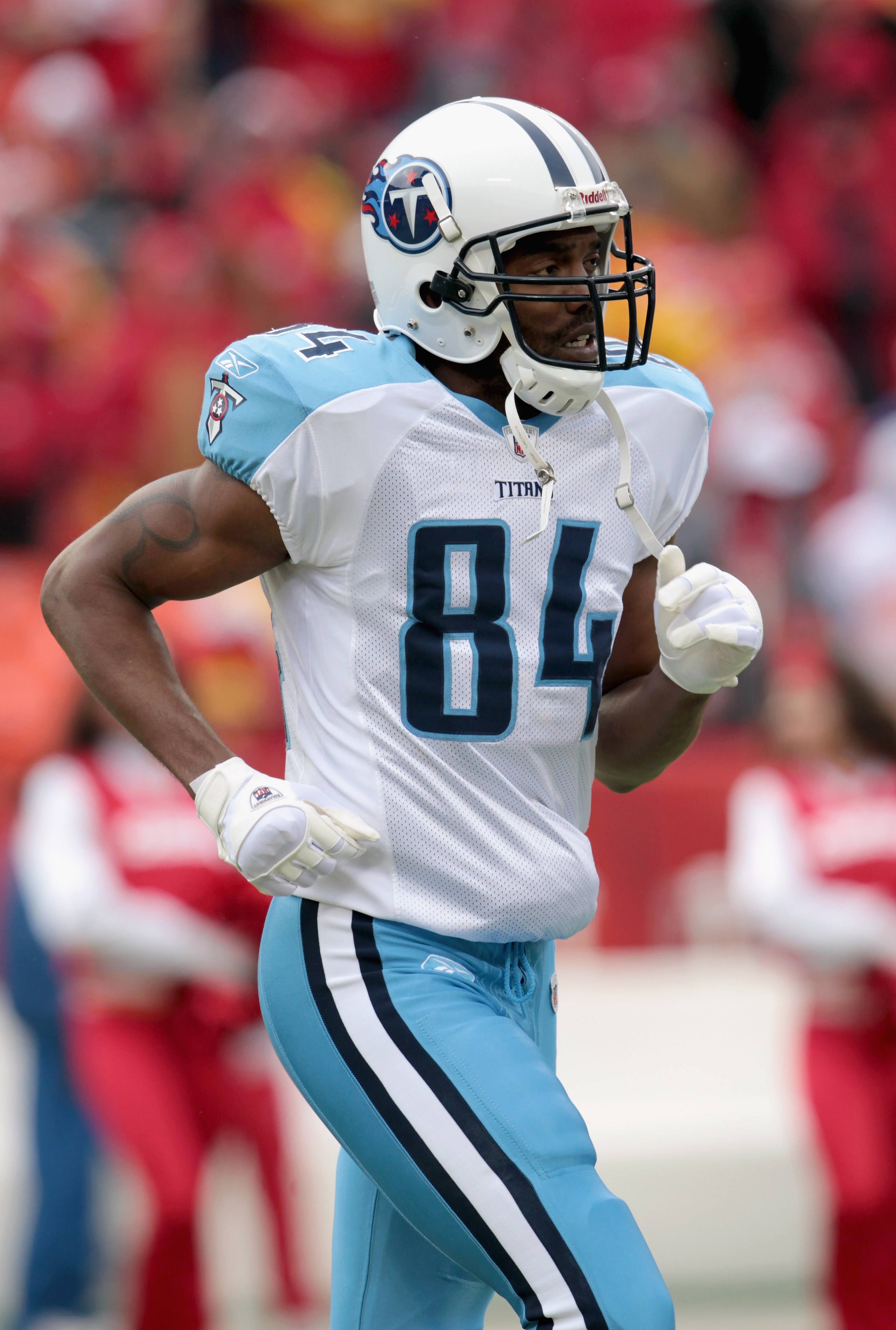 KANSAS CITY, MO - DECEMBER 26:  Receiver Randy Moss #84 of the Tennessee Titans warms up prior to the start of the game against the Kansas City Chiefs on December 26, 2010 at Arrowhead Stadium in Kansas City, Missouri.  (Photo by Jamie Squire/Getty Images