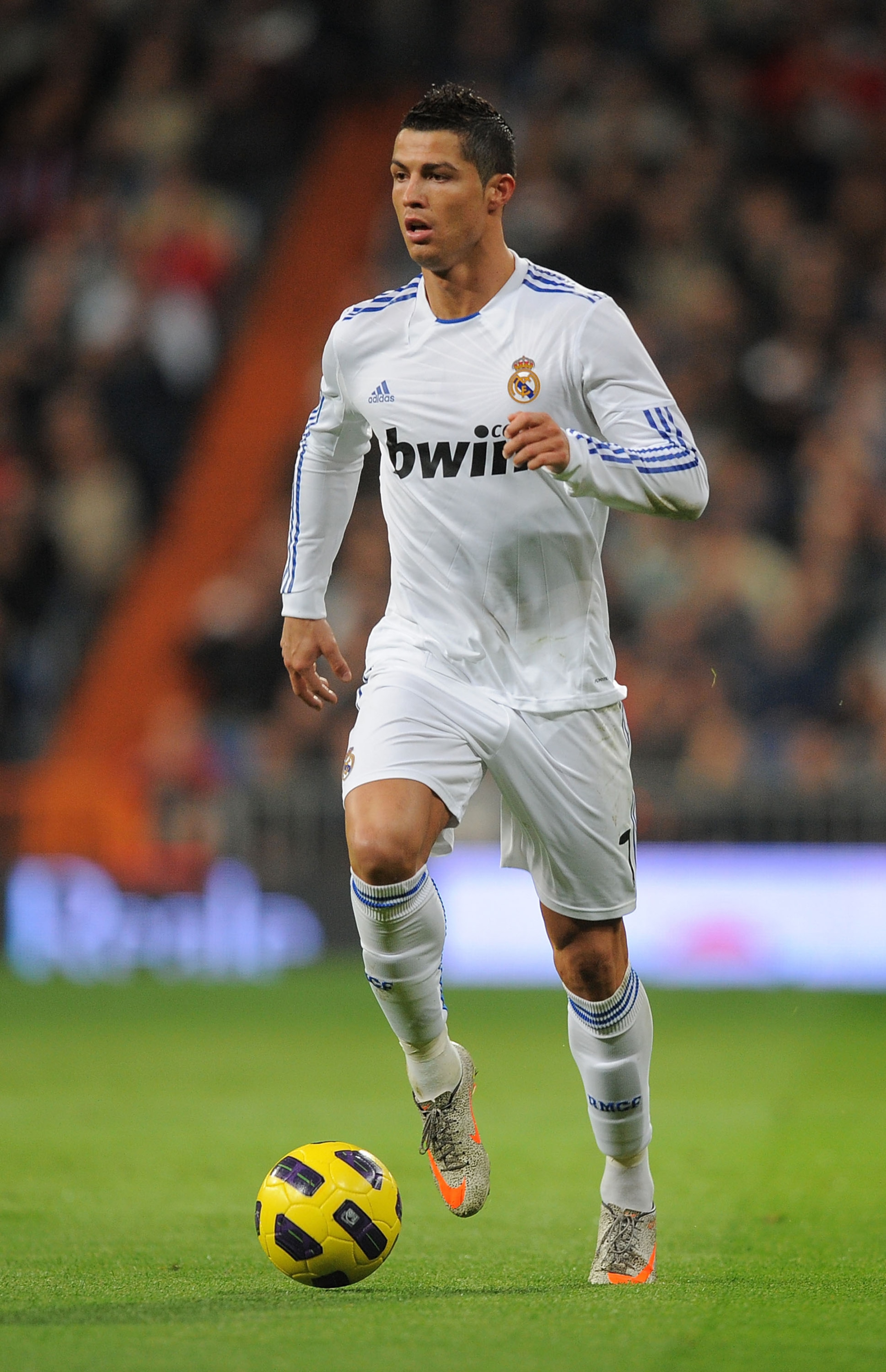 MADRID, SPAIN - JANUARY 09:  Cristiano Ronaldo of Real Madrid in action during the La Liga match between Real Madrid and Villarreal at Estadio Santiago Bernabeu on January 9, 2011 in Madrid, Spain.  (Photo by Denis Doyle/Getty Images)