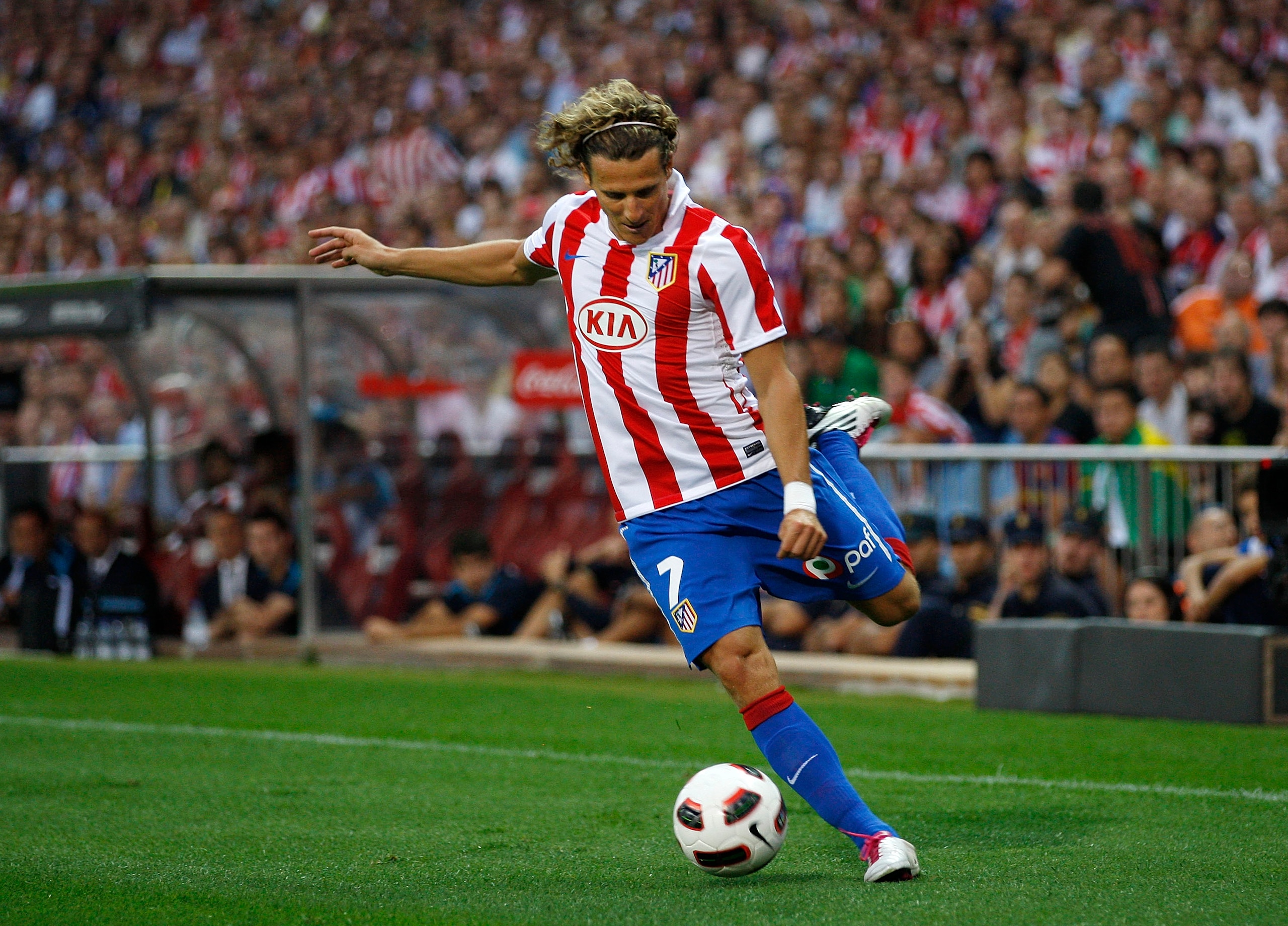 MADRID, SPAIN - SEPTEMBER 19:  Diego Forlan of Atletico Madrid in action during the La Liga match between Atletico Madrid and Barcelona at Vicente Calderon Stadium on September 19, 2010 in Madrid, Spain.  (Photo by Angel Martinez/Getty Images)