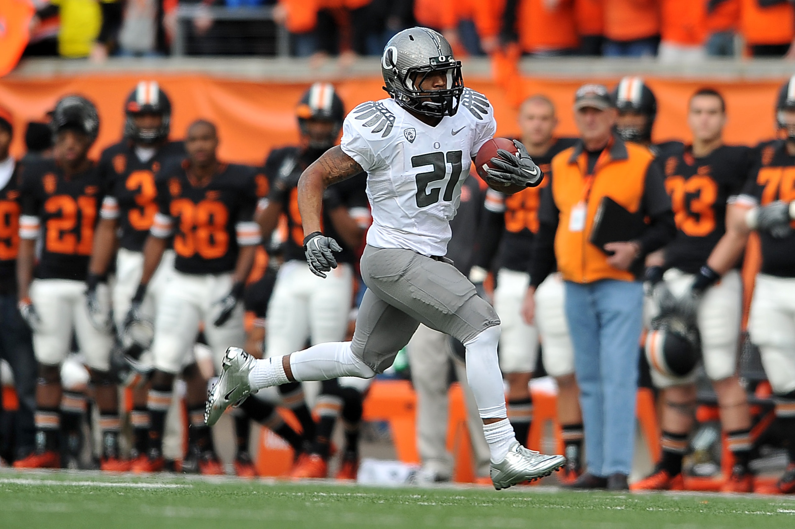 CORVALLIS, OR - DECEMBER 4: Running back LaMichael James #21 of the Oregon Ducks runs with the ball in the second quarter of the game against the the Oregon State Beavers at Reser Stadium on December 4, 2010 in Corvallis, Oregon. The Ducks beat the Beaver CORVALLIS, OR - DECEMBER 4: Running back LaMichael James #21 of the Oregon Ducks runs with the ball in the second quarter of the game against the the Oregon State Beavers at Reser Stadium on December 4, 2010 in Corvallis, Oregon. The Ducks beat the Beaver