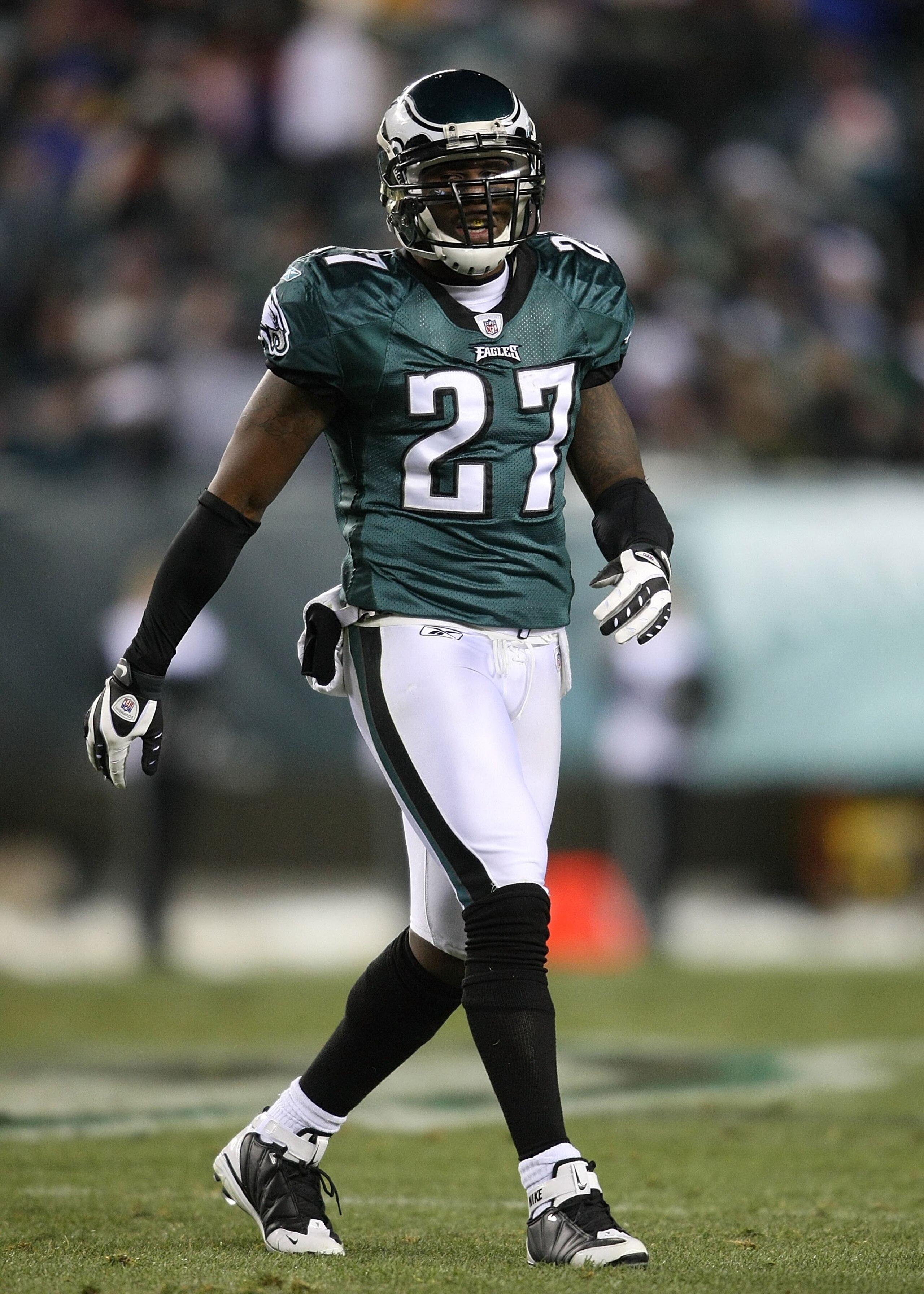 PHILADELPHIA - DECEMBER 20:  Quintin Mikell #27 of the Philadelphia Eagles Eagles lines up against the San Francisco 49ers at Lincoln Financial Field on December 20, 2009 in Philadelphia, Pennsylvania.  (Photo by Nick Laham/Getty Images)