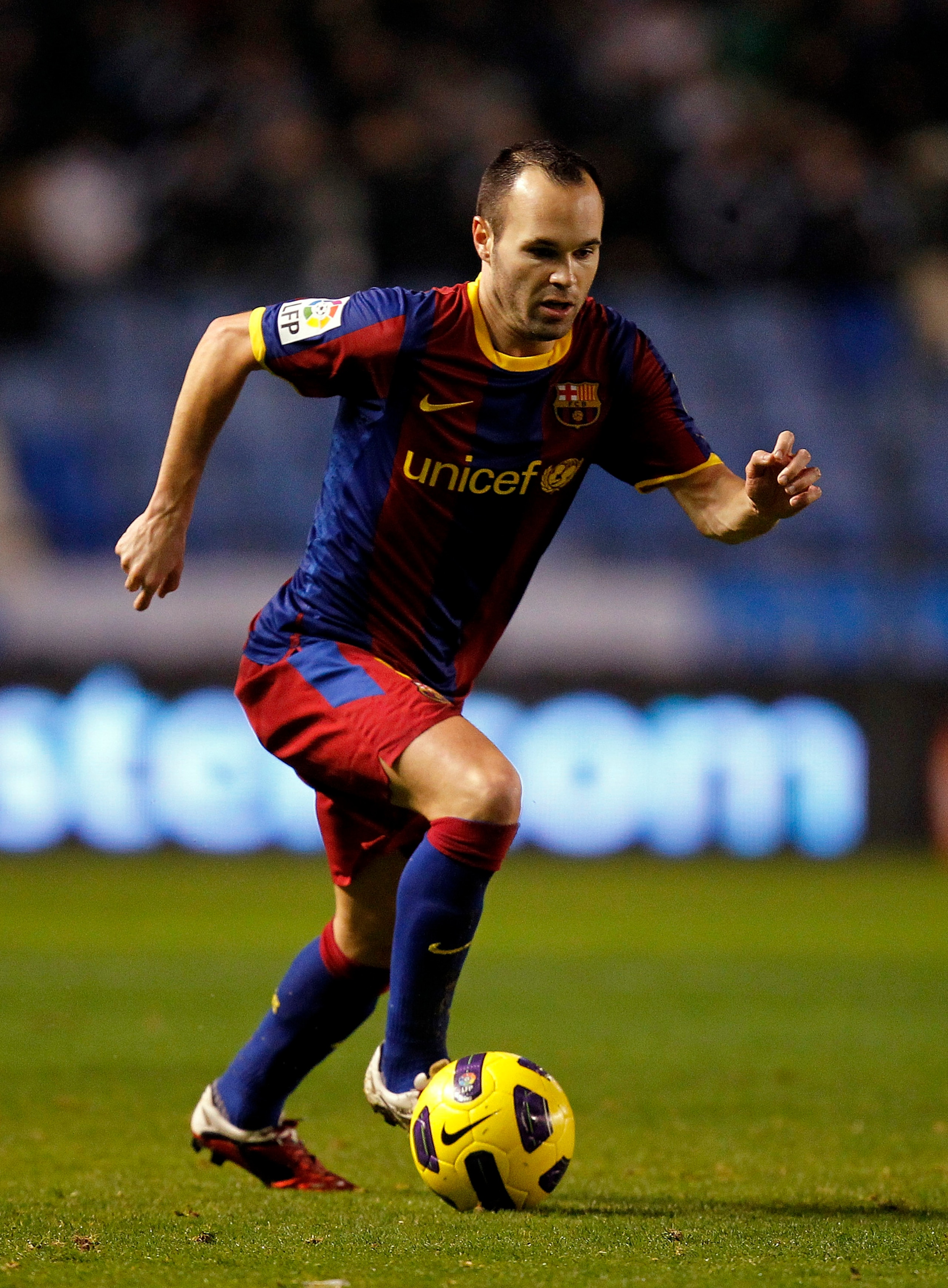 LA CORUNA, SPAIN - JANUARY 08:  Andres Iniesta of Barcelona in action during the La Liga match between Deportivo La Coruna and Barcelona at Riazor Stadium on January 8, 2011 in La Coruna, Spain.  (Photo by Angel Martinez/Getty Images)
