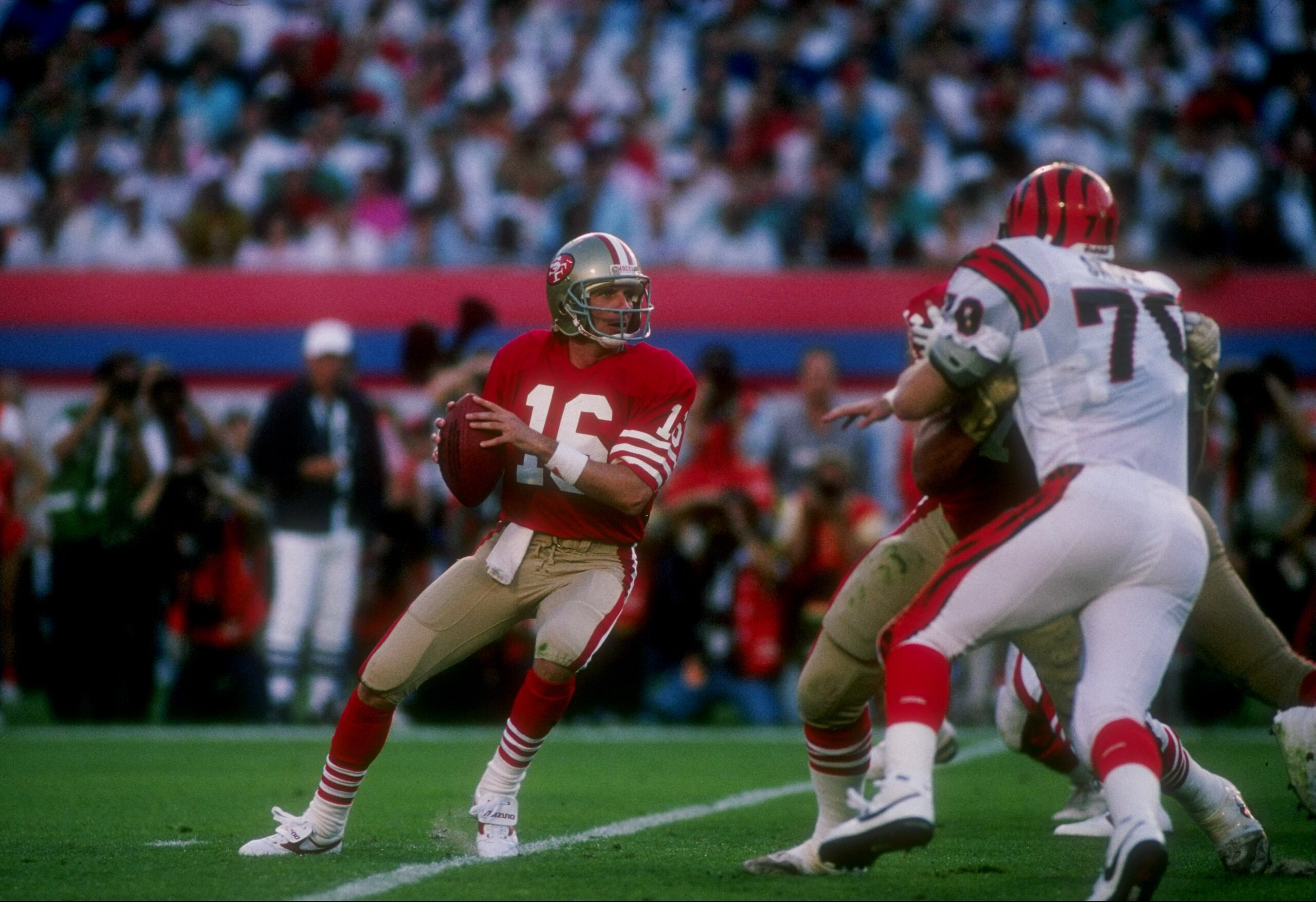 22 Jan 1989:  Quarterback Joe Montana of the San Francisco 49ers looks to pass the ball during Super Bowl XXIII against the Cincinnati Bengals at Joe Robbie Stadium in Miami, Florida.  The 49ers won the game, 20-16. Mandatory Credit: Mike Powell  /Allspor