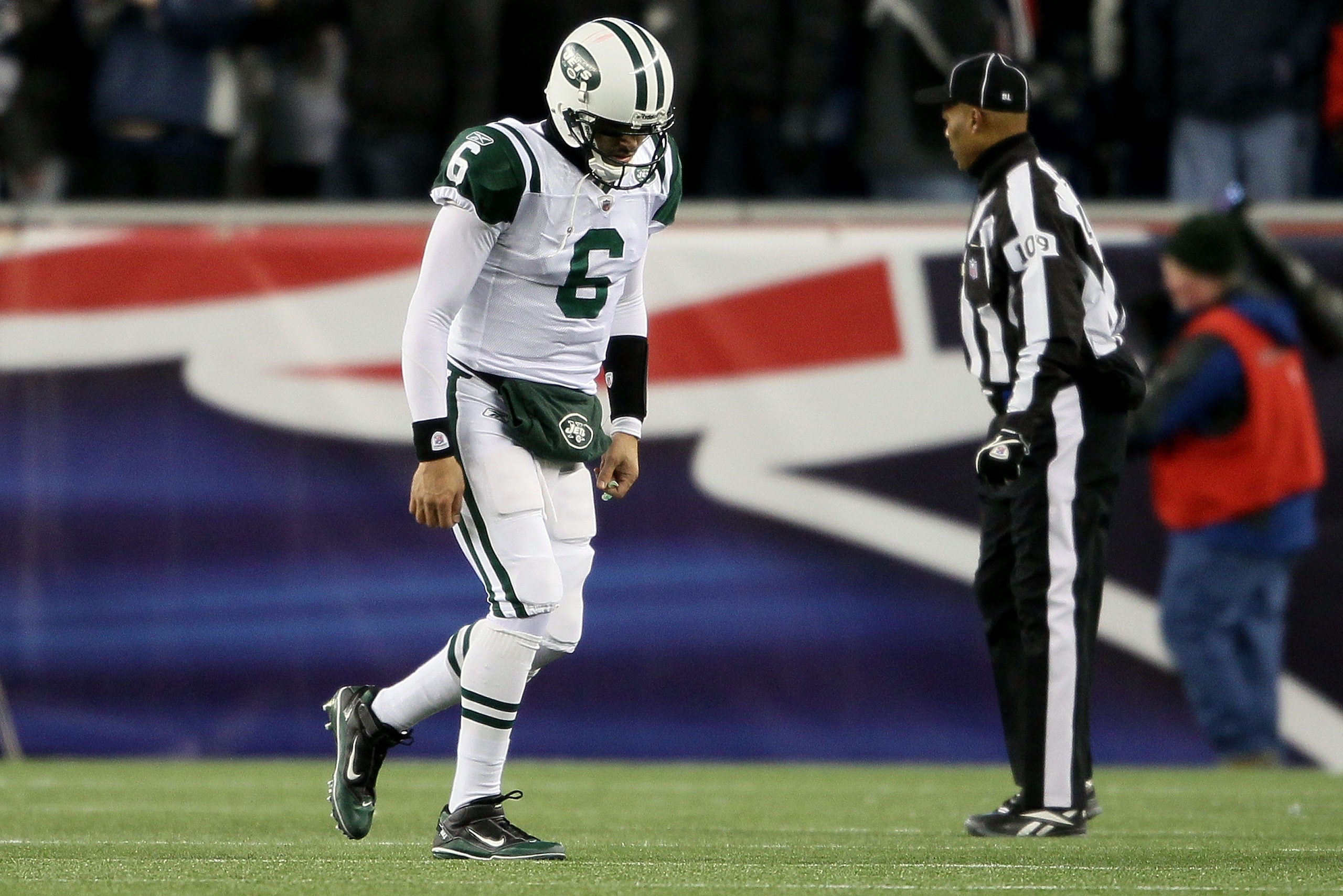 FOXBORO, MA - DECEMBER 06:  Mark Sanchez #6 of the New York Jets walsk towards the sideline with his head down against the New England Patriots at Gillette Stadium on December 6, 2010 in Foxboro, Massachusetts.  (Photo by Elsa/Getty Images)