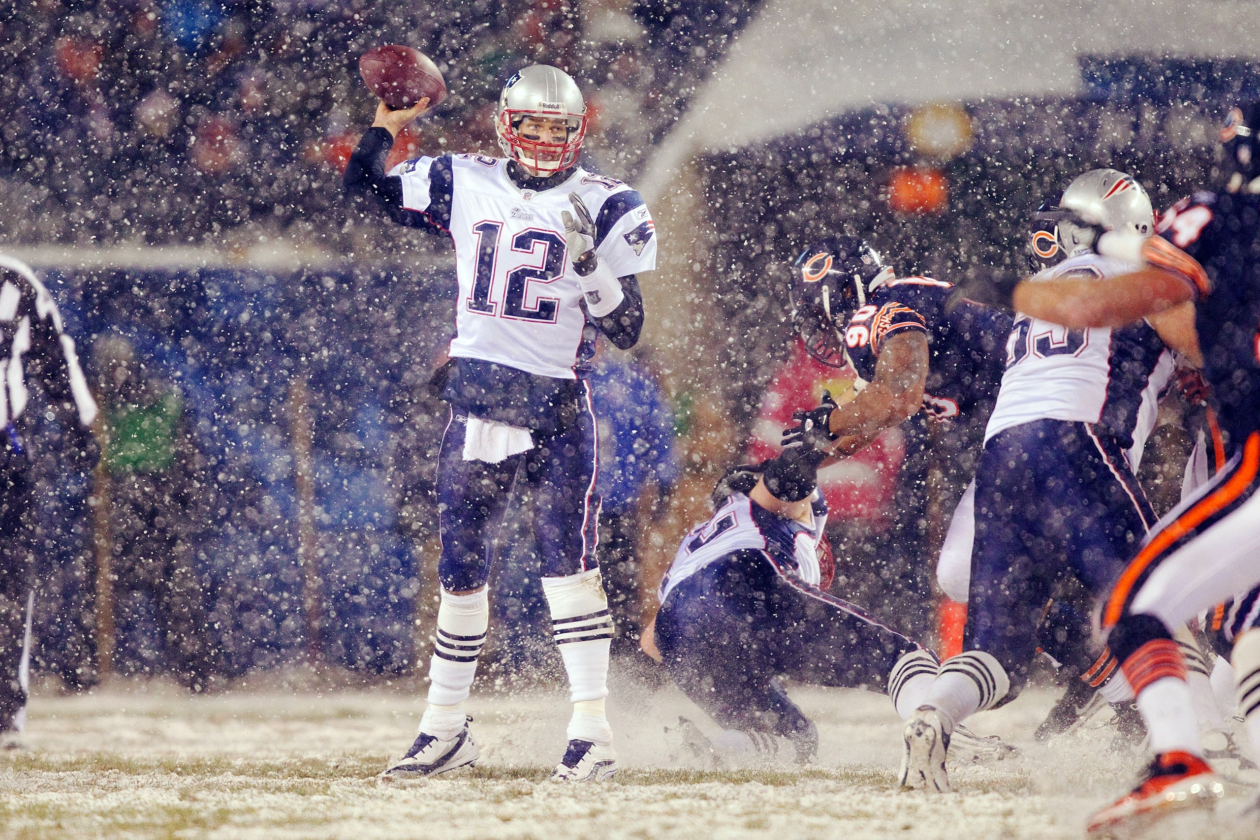 CHICAGO, IL - DECEMBER 12: Tom Brady #12 of the New England Patriots passes against the Chicago Bears at Soldier Field on December 12, 2010 in Chicago, Illinois.  The Patriots beat the Bears 36-7.  (Photo by Dilip Vishwanat/Getty Images)