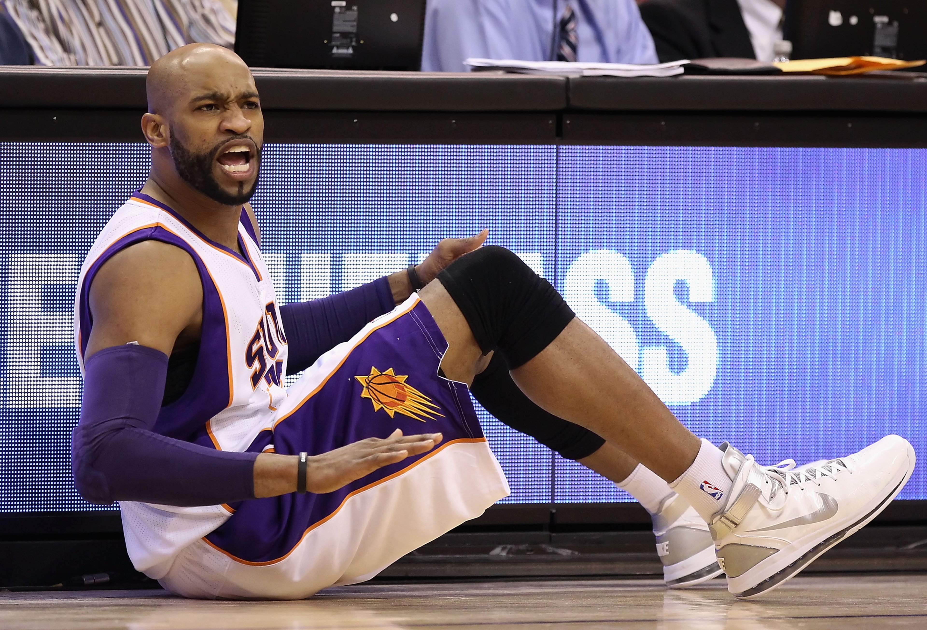 PHOENIX - JANUARY 05: Vince Carter #25 of the Phoenix Suns reacts as he waits to check in to the NBA game against the Los Angeles Lakers at US Airways Center on January 5, 2011 in Phoenix, Arizona. The Lakers defeated the Suns 99-95. NOTE TO USER: User ex PHOENIX - JANUARY 05: Vince Carter #25 of the Phoenix Suns reacts as he waits to check in to the NBA game against the Los Angeles Lakers at US Airways Center on January 5, 2011 in Phoenix, Arizona. The Lakers defeated the Suns 99-95. NOTE TO USER: User ex
