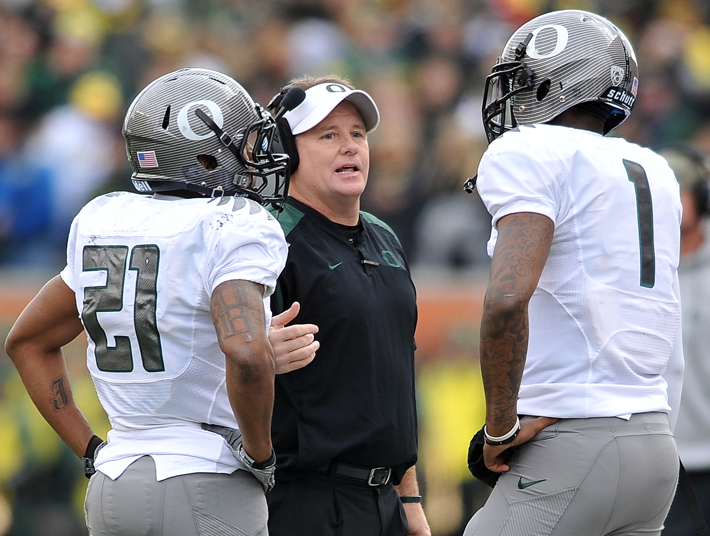CORVALLIS, OR - DECEMBER 4: Head coach Chip Kelly speaks with quarterback Darron Thomas #1 and running back LaMichael James #21 of the Oregon Ducksin the second quarter of the game against the the Oregon State Beavers at Reser Stadium on December 4, 2010