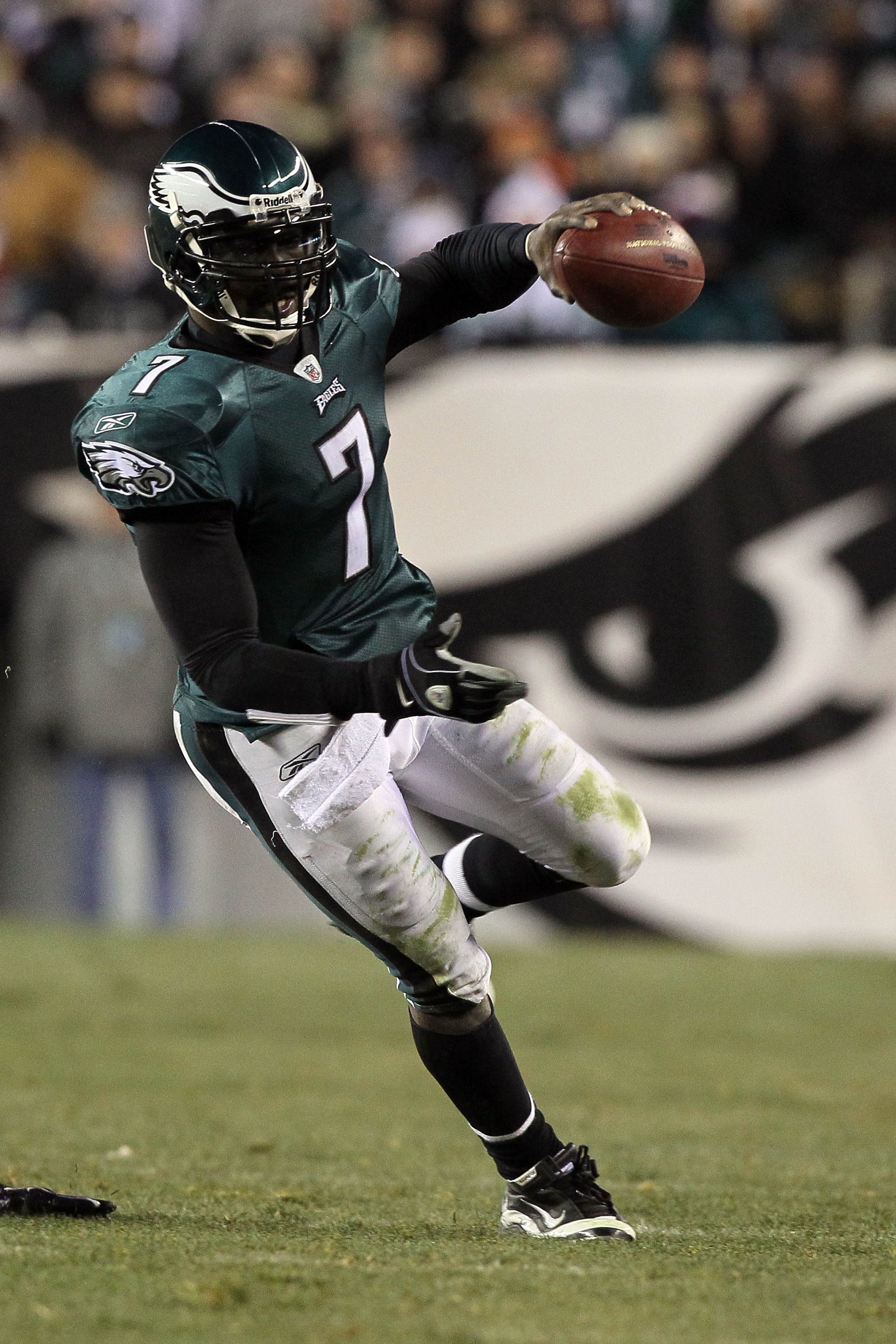 PHILADELPHIA, PA - DECEMBER 28:  Michael Vick #7 of the Philadelphia Eagles in action against the Minnesota Vikings at Lincoln Financial Field on December 26, 2010 in Philadelphia, Pennsylvania.  (Photo by Jim McIsaac/Getty Images)