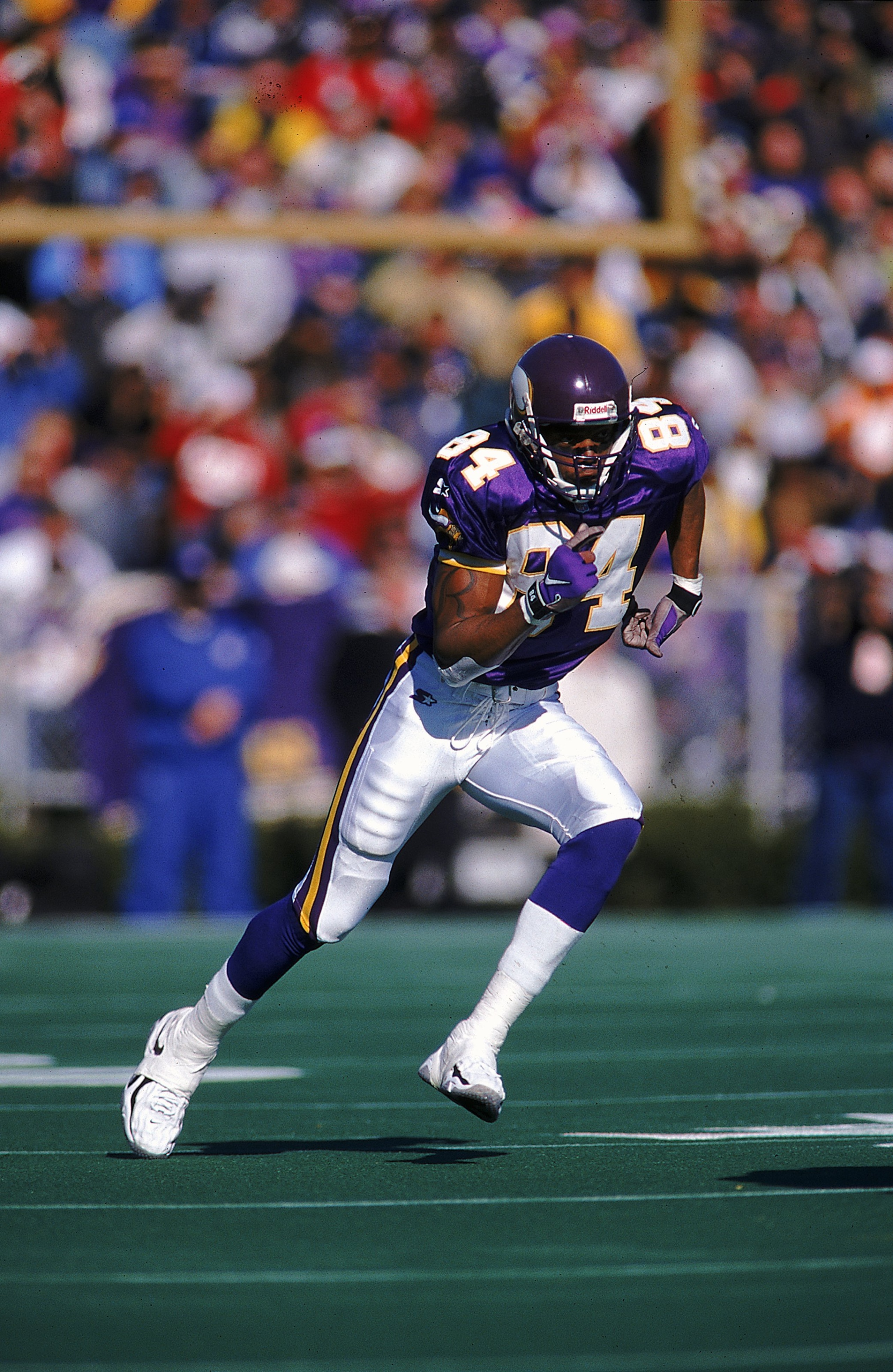 26 Dec 1998:  Randy Moss #84 of the Minnesota Vikings is running with the ball during the game against the Tennessee Oilers at the Vanderbilt Stadium in Nashville, Tennessee. The Vikings defeated the Oilers 26-16. Mandatory Credit: Scott Halleran  /Allspo