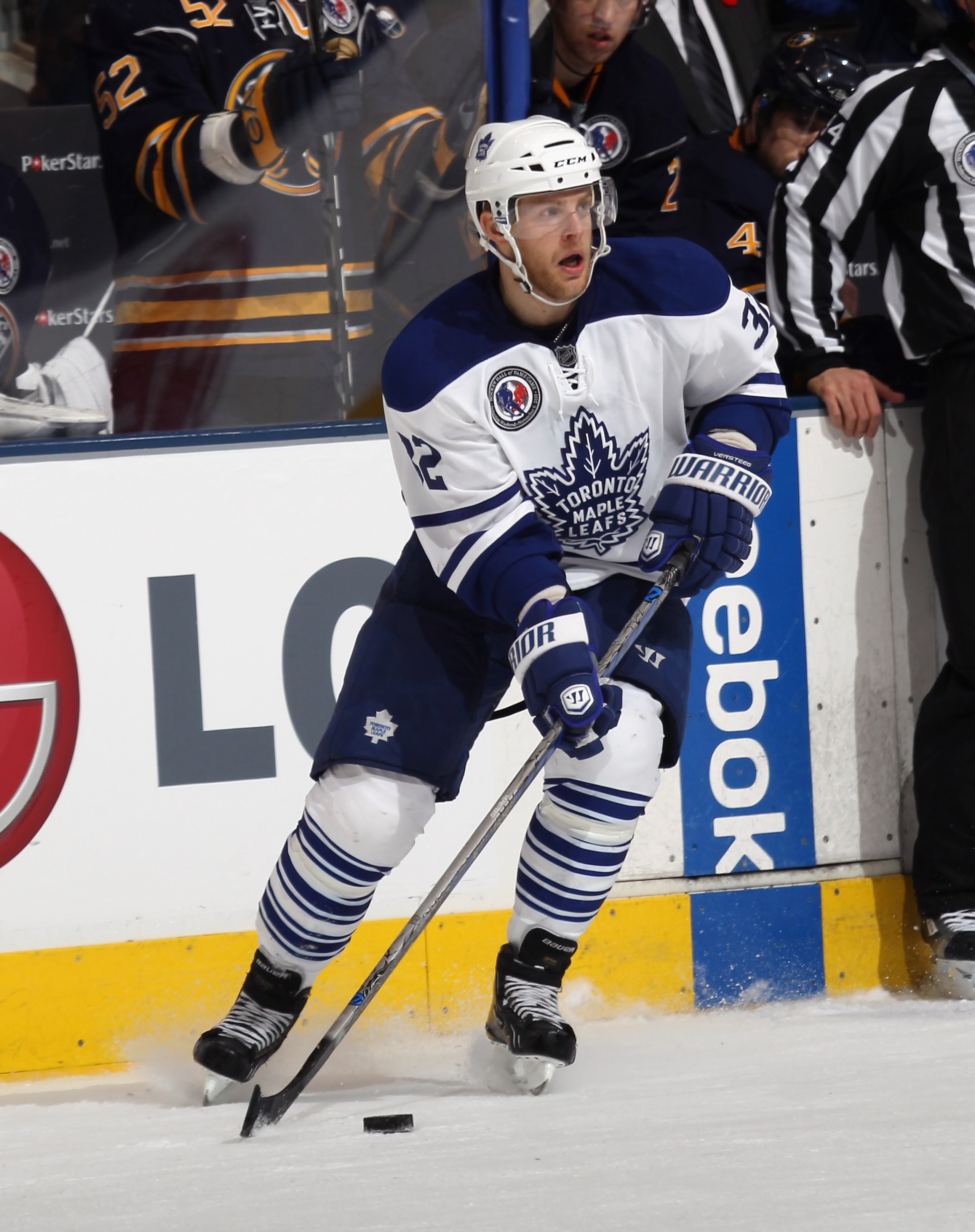 TORONTO, ON - NOVEMBER 06:  Kris Versteeg #32 of the Toronto Maple Leafs skates against the Buffalo Sabres at the Air Canada Centre on November 6, 2010 in Toronto, Canada.  (Photo by Bruce Bennett/Getty Images)