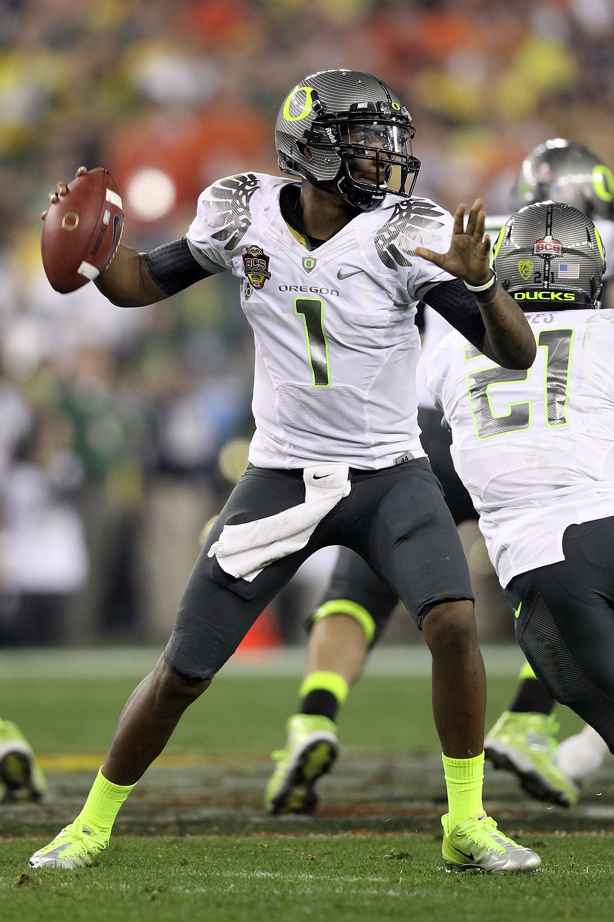 GLENDALE, AZ - JANUARY 10:  Quarterback Darron Thomas #1 of the Oregon Ducks throws the ball in the first quarter against the Auburn Tigers during the Tostitos BCS National Championship Game at University of Phoenix Stadium on January 10, 2011 in Glendale