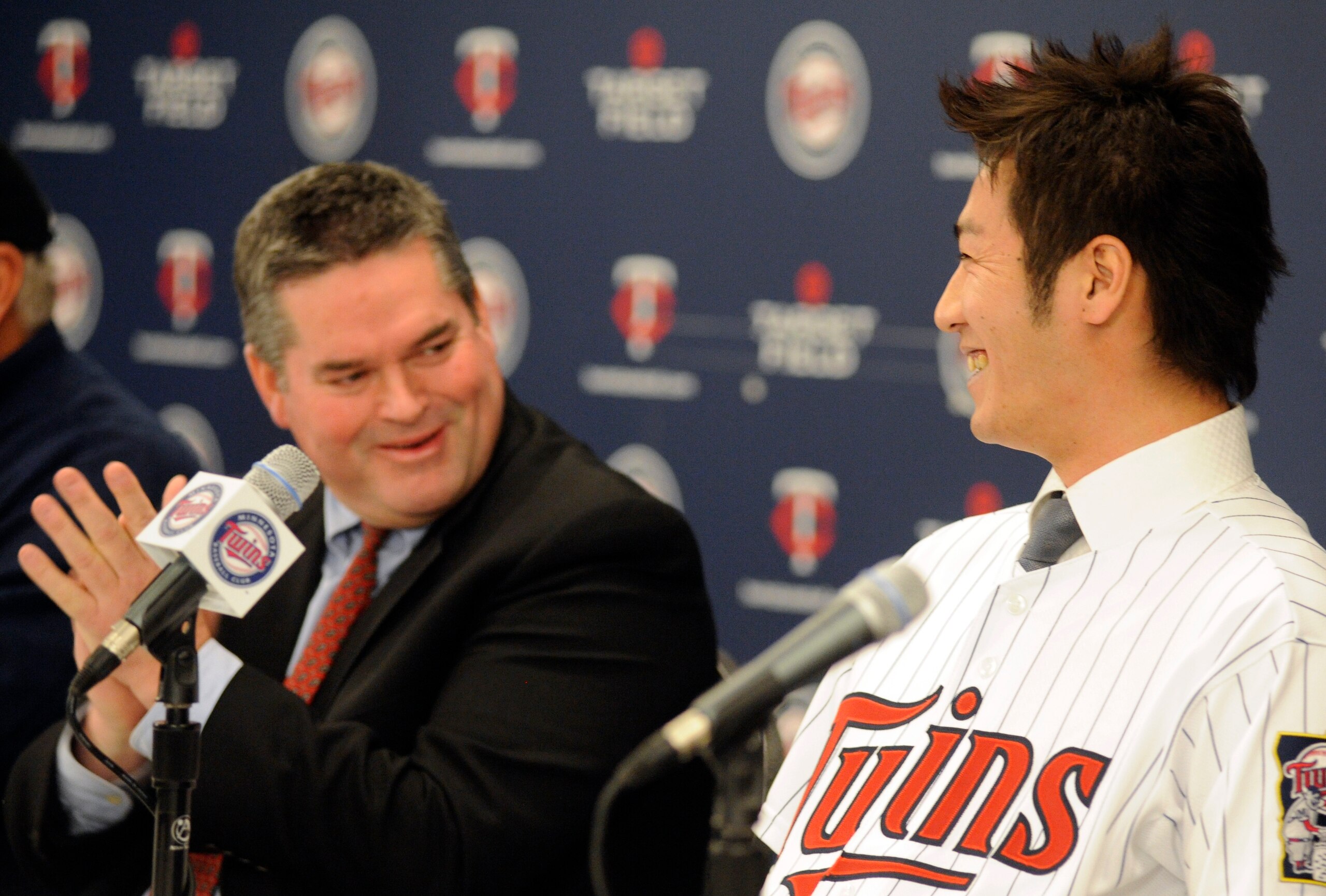 MINNEAPOLIS, MN - DECEMBER 18: General manager Bill Smith (L) of the Minnesota Twins applauds Tsuyoshi Nishioka #1 of the Minnesota Twins after Nishioka speaks a few words in english to members of the media during a press conference on December 18, 2010 a