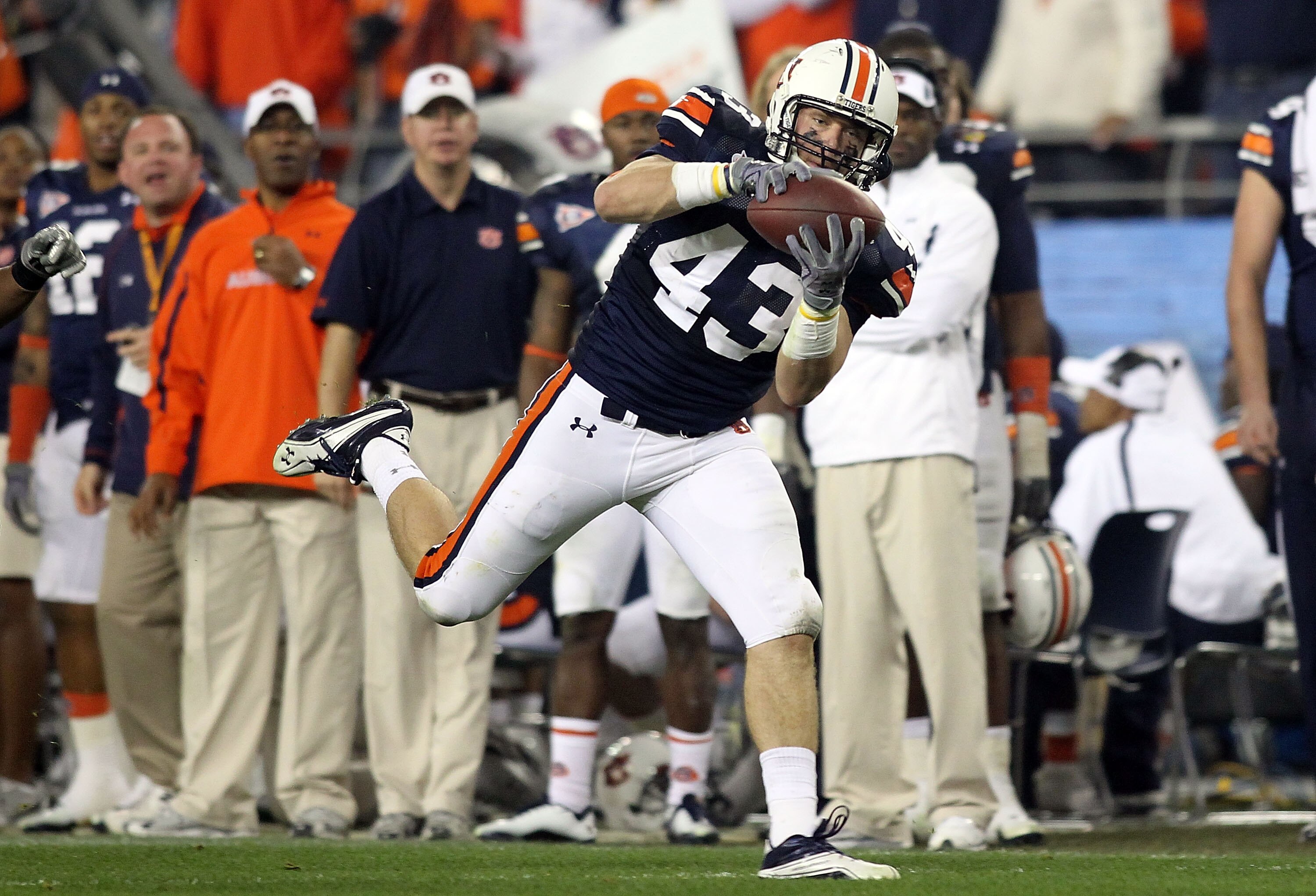GLENDALE, AZ - JANUARY 10:  Philip Lutzenkirchen #43 of the Auburn Tigers catches a 39-yard reception in the third quarter against the Oregon Ducks during the Tostitos BCS National Championship Game at University of Phoenix Stadium on January 10, 2011 in