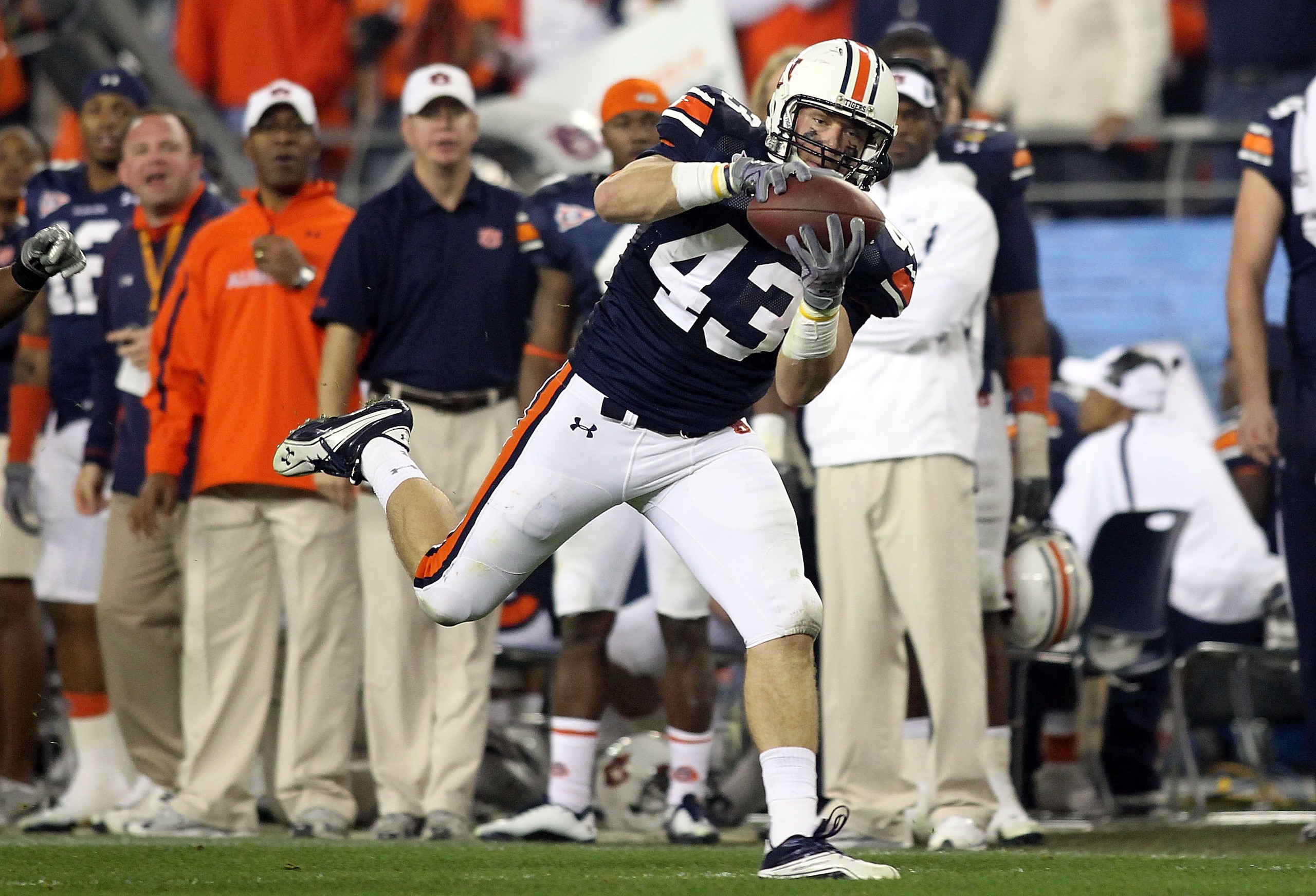 GLENDALE, AZ - JANUARY 10: Philip Lutzenkirchen #43 of the Auburn Tigers catches a 39-yard reception in the third quarter against the Oregon Ducks during the Tostitos BCS National Championship Game at University of Phoenix Stadium on January 10, 2011 in GLENDALE, AZ - JANUARY 10: Philip Lutzenkirchen #43 of the Auburn Tigers catches a 39-yard reception in the third quarter against the Oregon Ducks during the Tostitos BCS National Championship Game at University of Phoenix Stadium on January 10, 2011 in